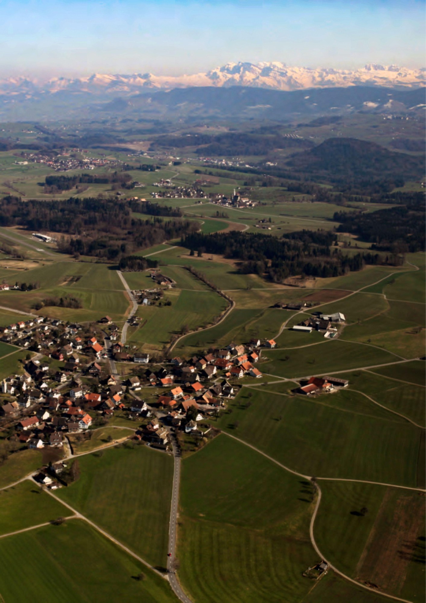 Luftbild mit der Gemeinde Rifferswil im Vordergrund