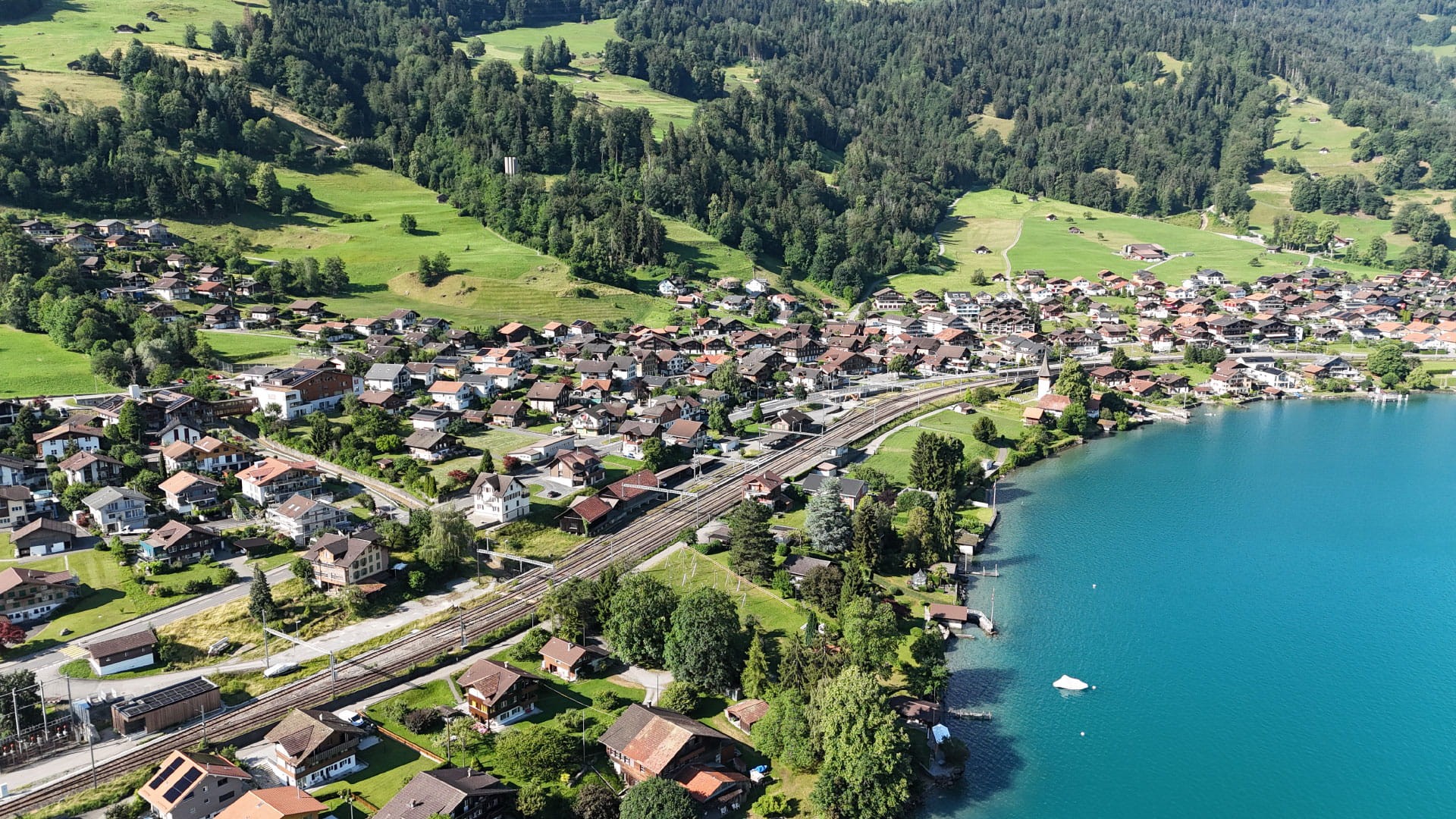 Seelinie zwischen Spiez und Interlaken aus der Vogelperspektive