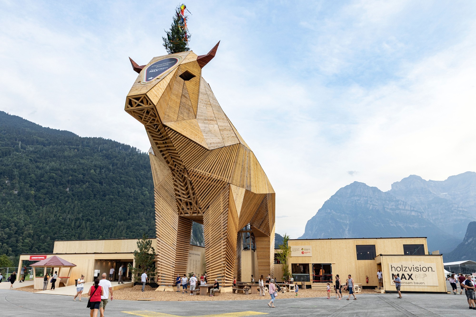 Holzbau Max der Stier am ESAF 2025 in Mollis