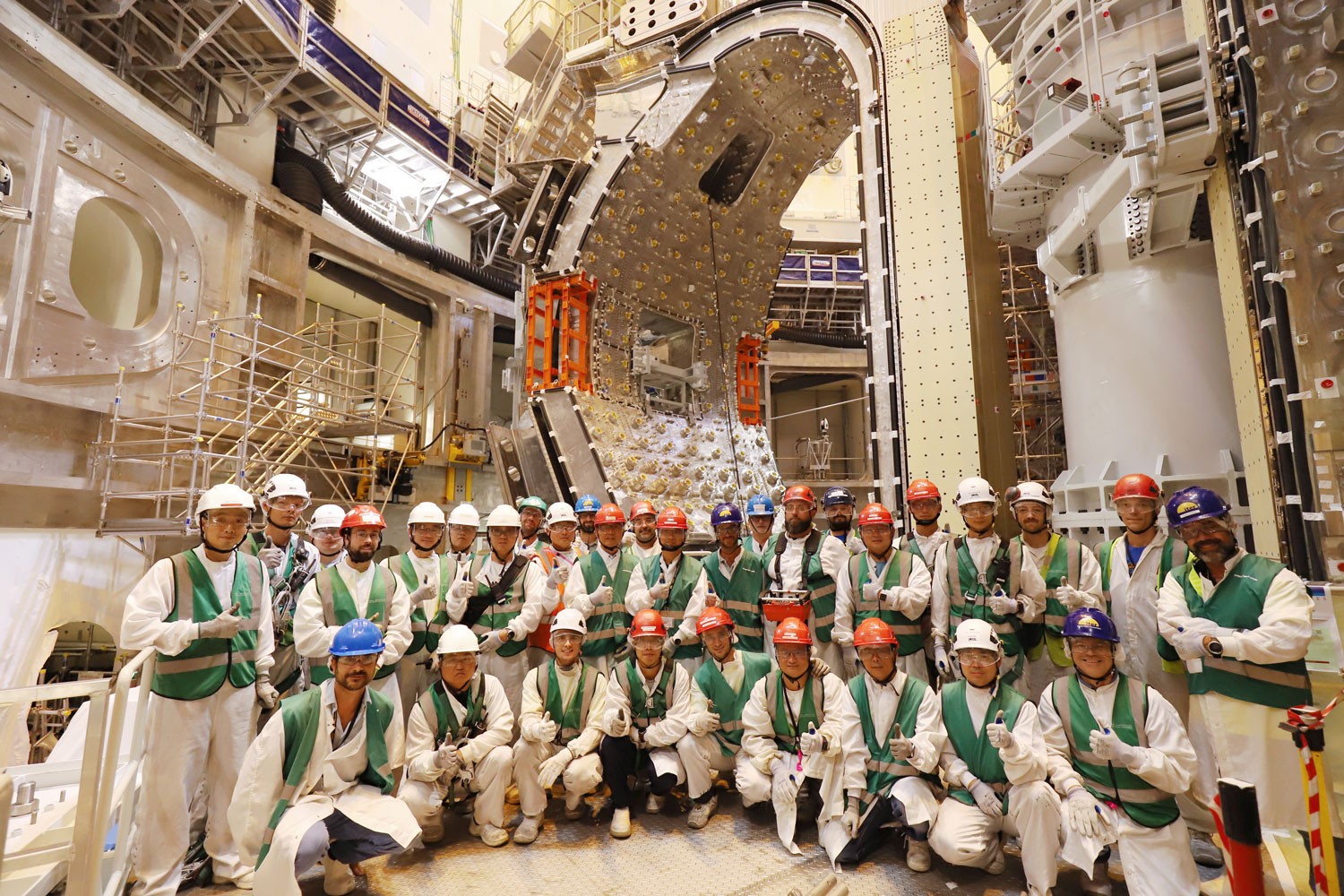 Bauteam für Einhub von Sektormodul im Tokamak-Kern von ITER