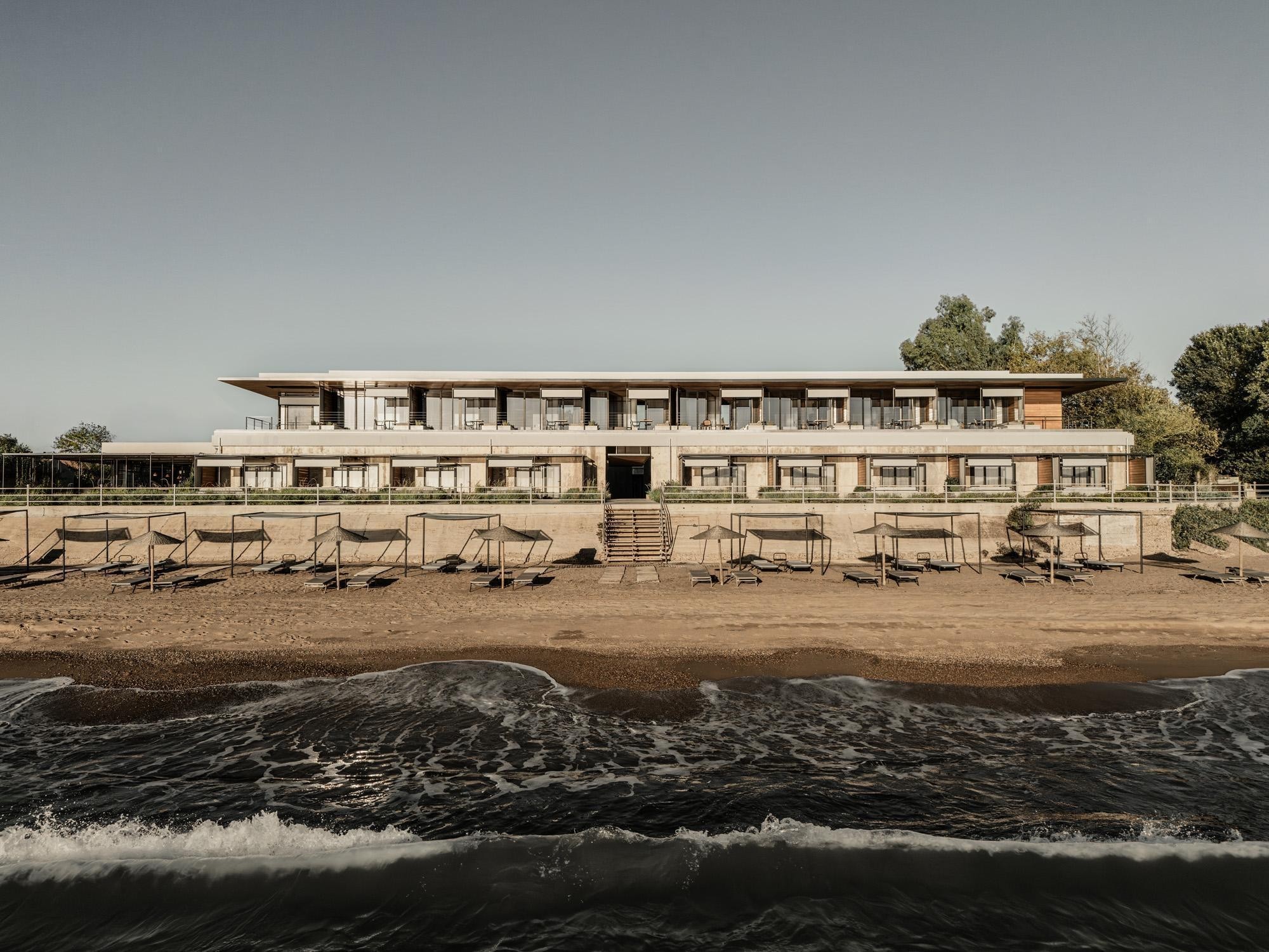 Dexamenes Seaside Hotel; Aussenansicht mit Strand