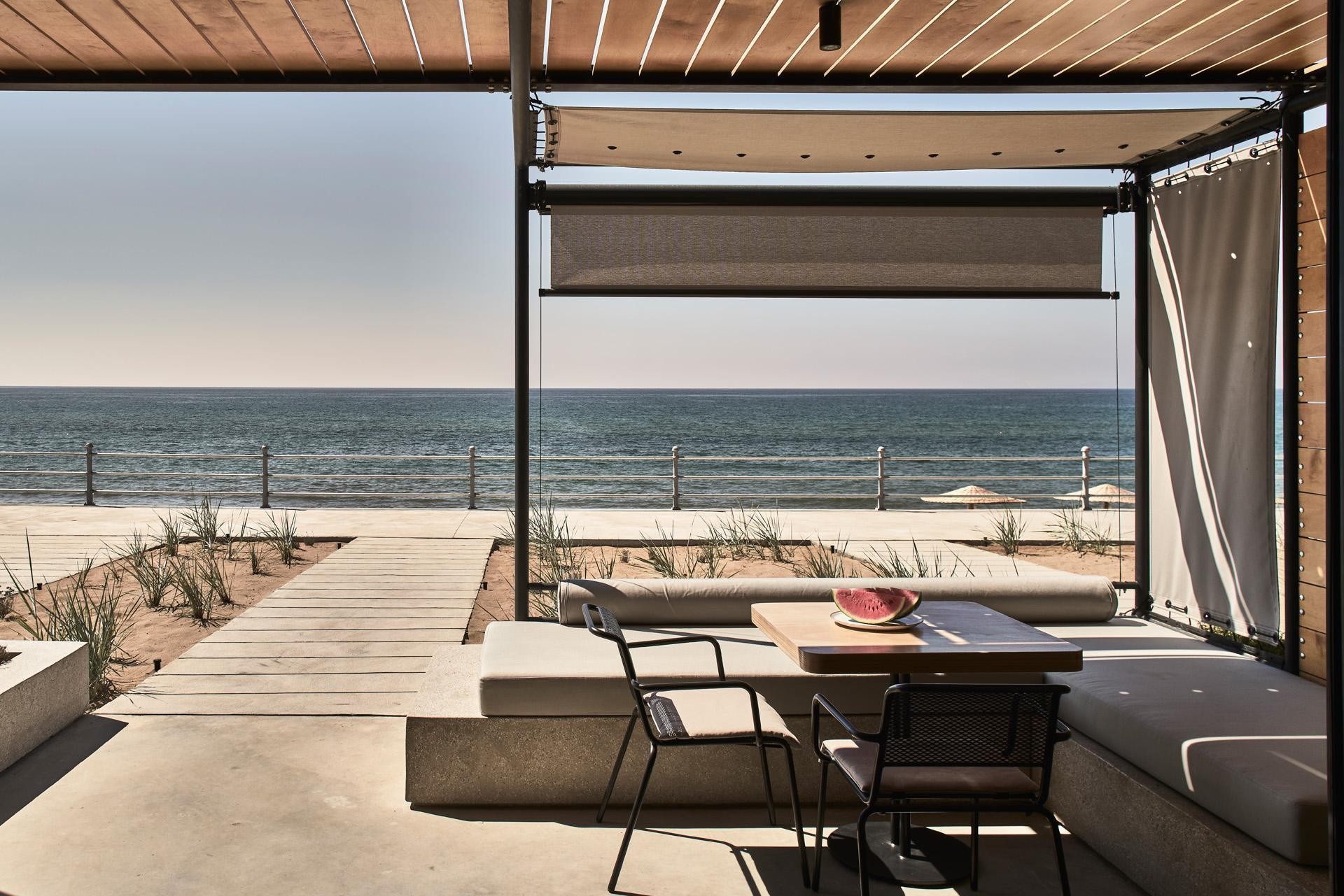 Dexamenes Seaside Hotel; Terrasse mit Meersicht