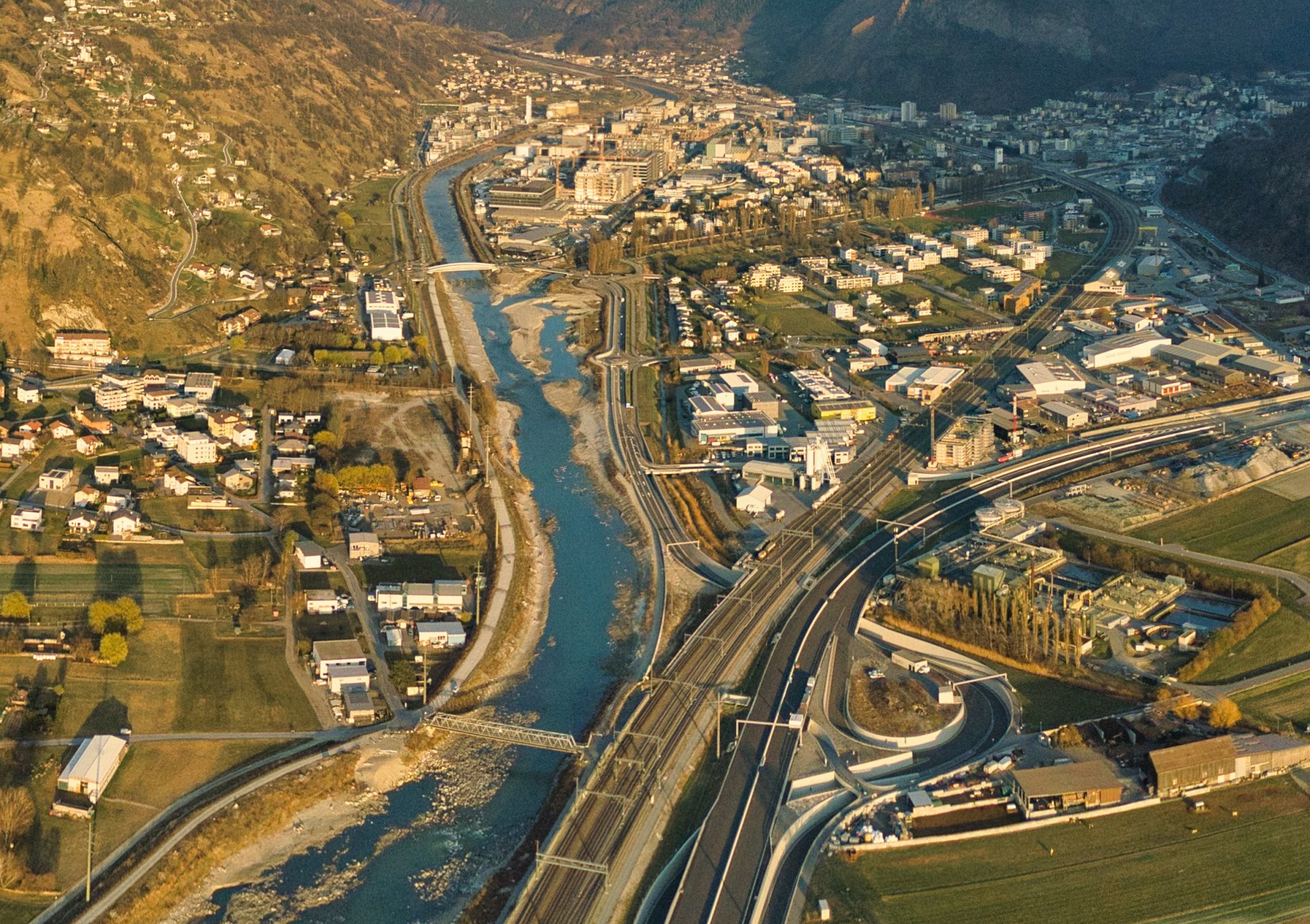 Visp vom Westen aus gesehen, mit der Rohne.
