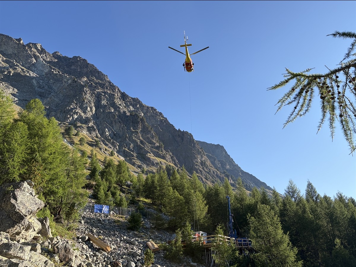 Materialtransport per Helikopter.