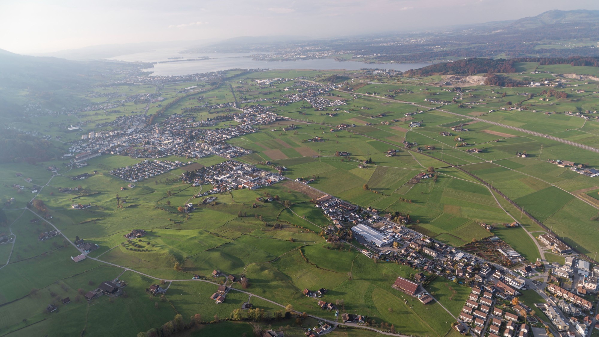 Linthebene mit Schübelbach rechts und Siebnen links hinten