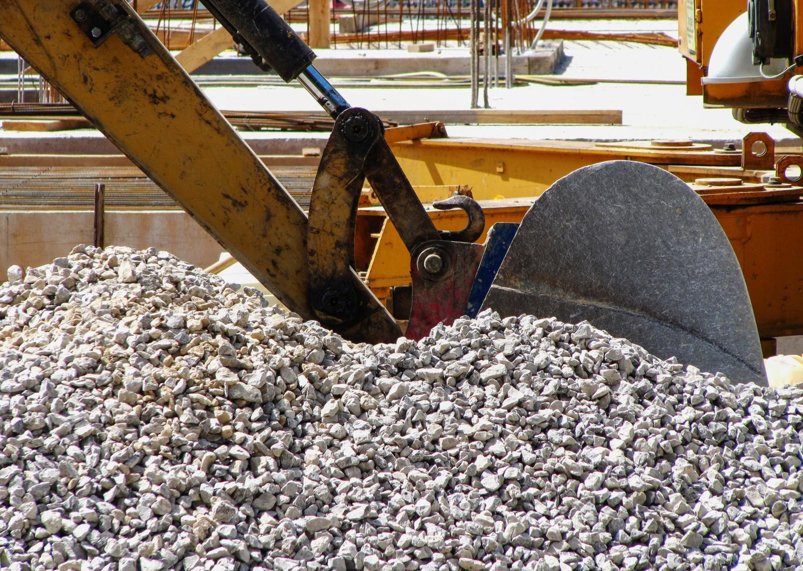 Bagger schaufelt Kies