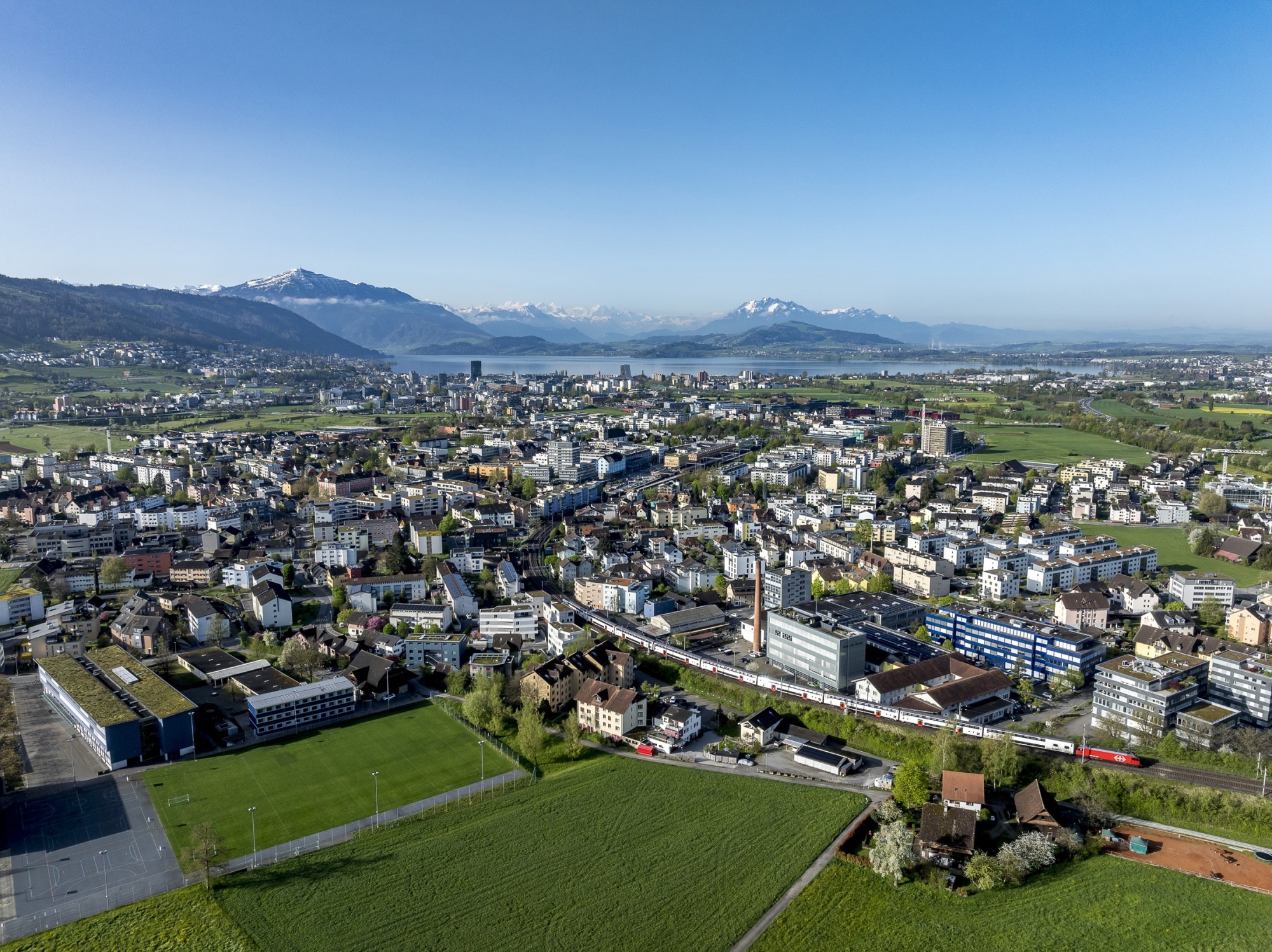 Luftaufnahme der Stadtlandschaft Baar-Zug