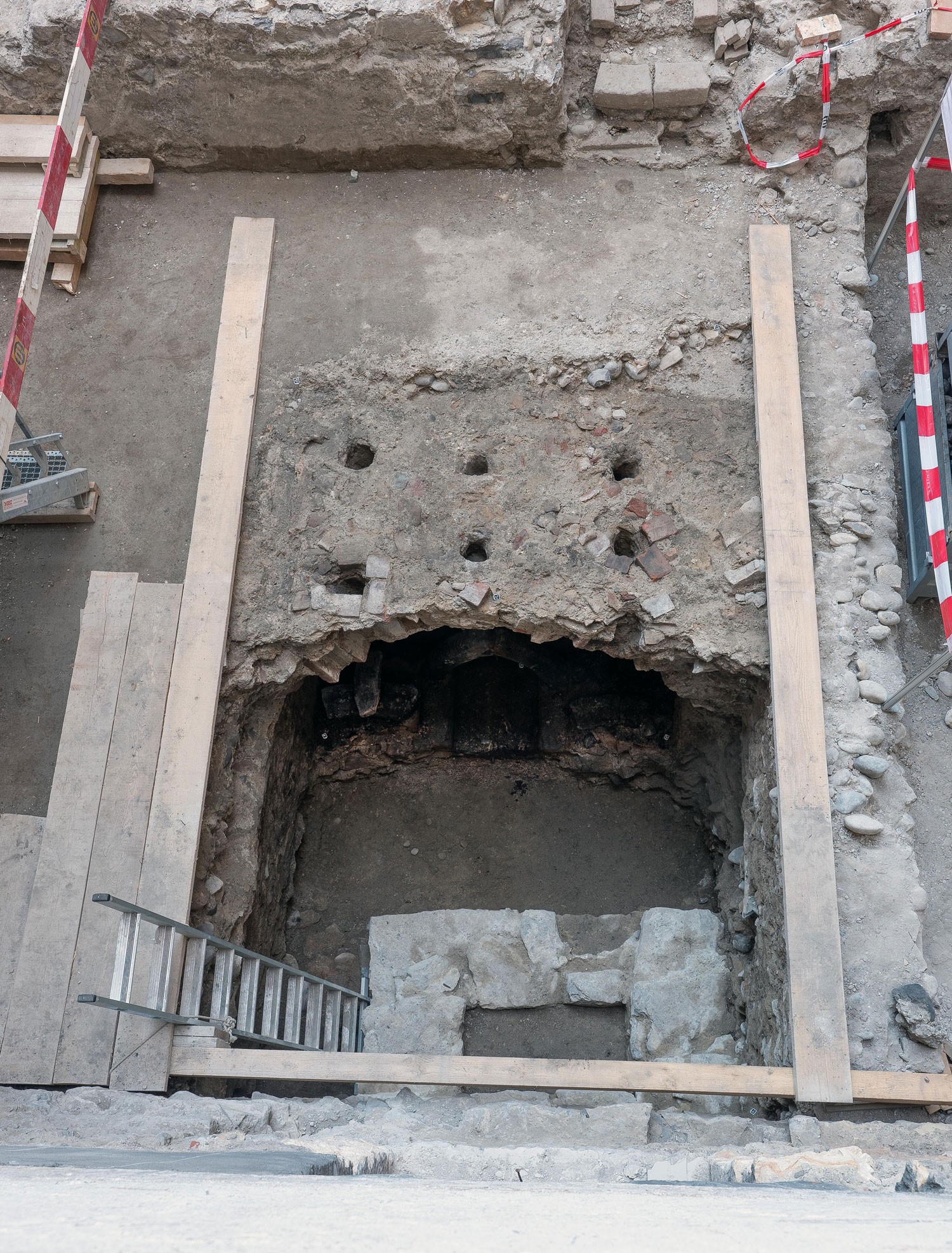 Blick auf den Mörtelboden des Speiseraums