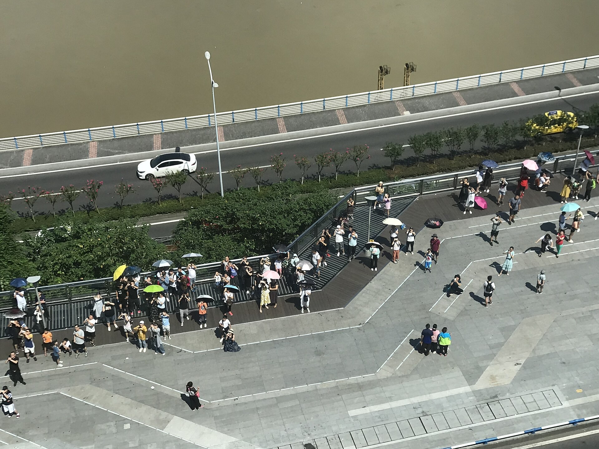 Touristen bei der Liziba Station in China