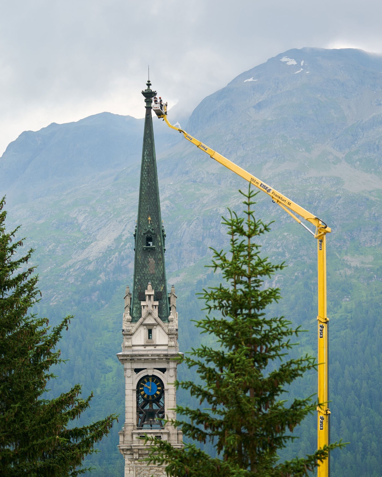 Hubarbeitsbühne an der Dorfkirche
