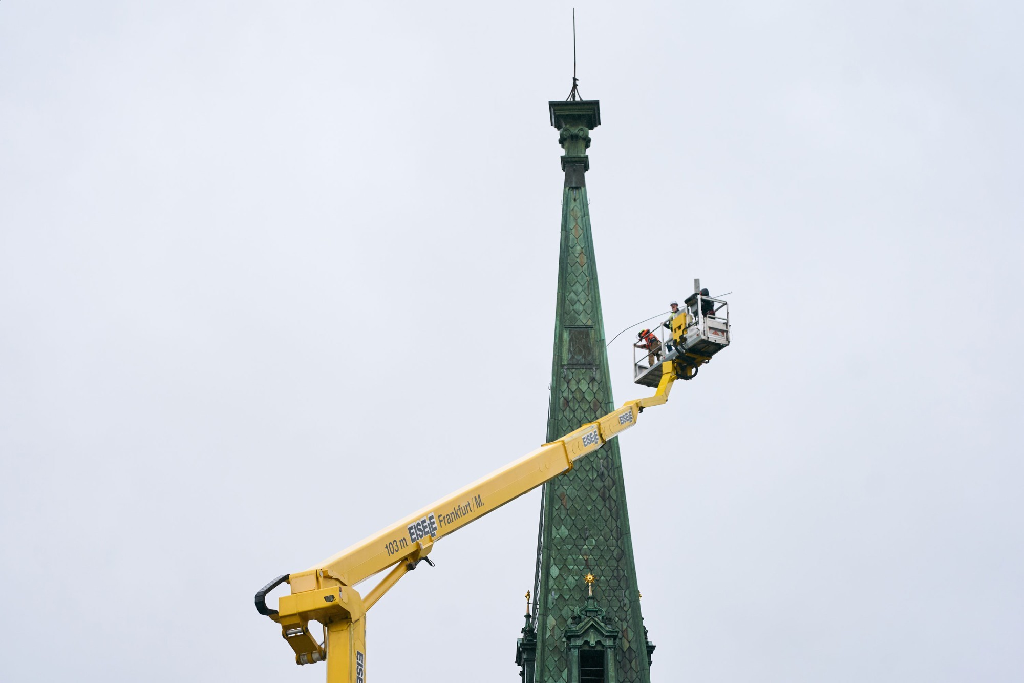 Die Hubarbeitsbühne ermöglicht den Zugang zur Kirchturmspitze