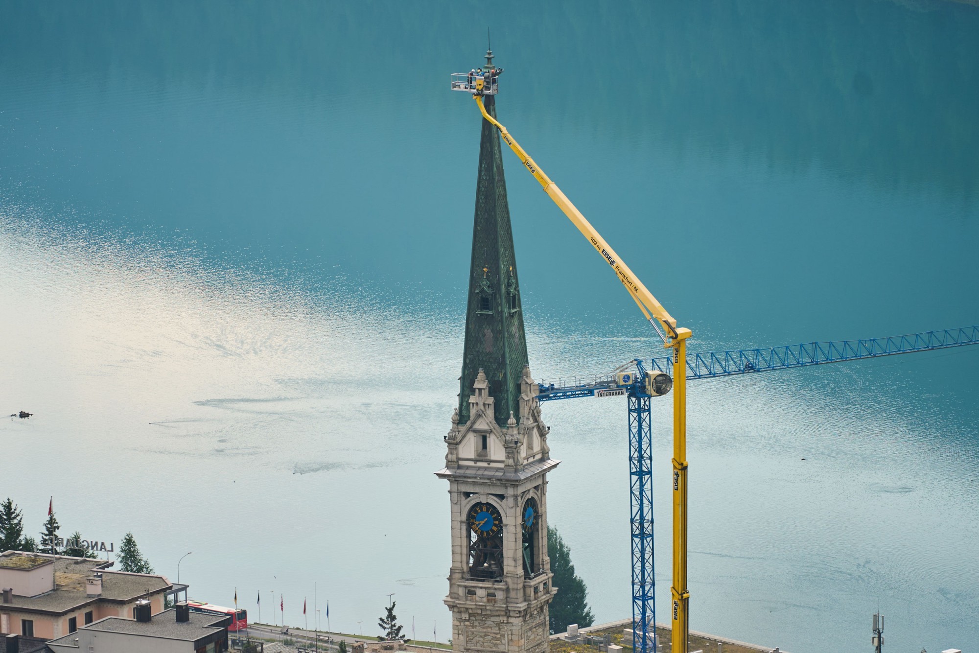 Arbeitskorb an Kirchturmspitze in St. Moritz