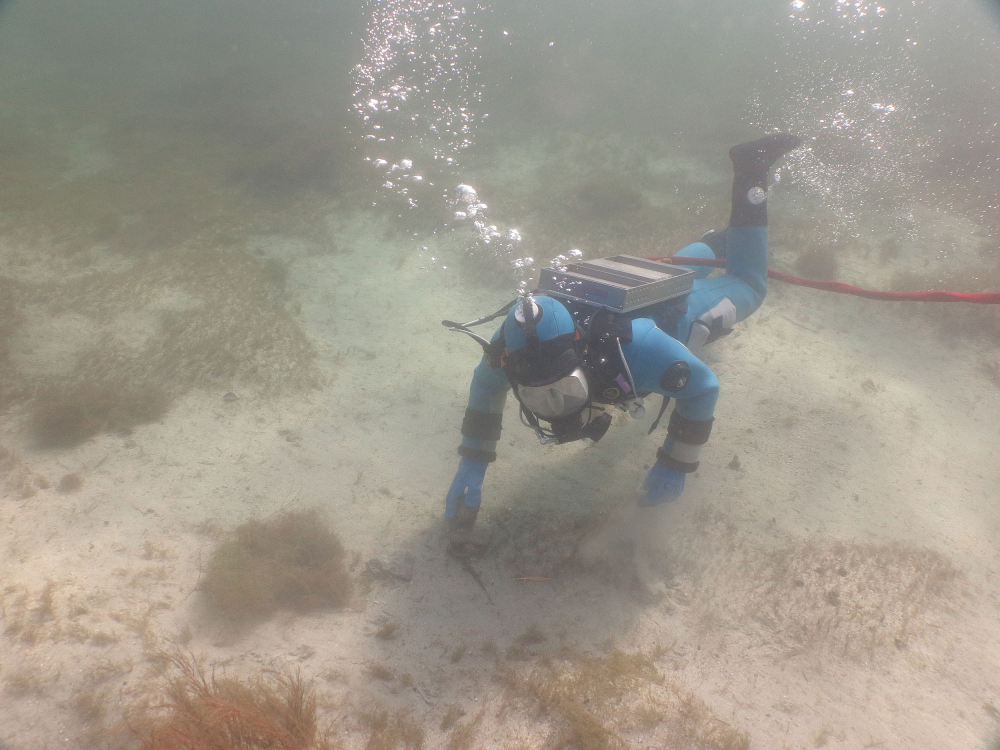 Taucher der Unterwasserarchäologie untersucht Seeboden