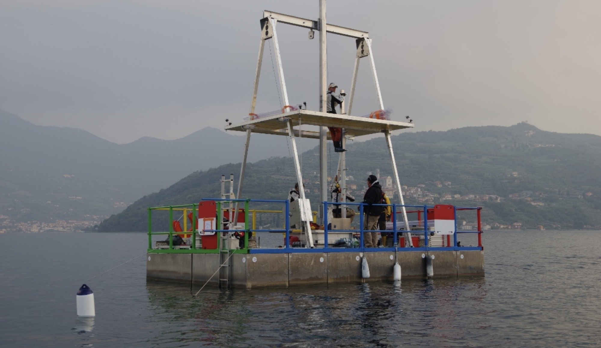 Verankerte Plattform des französischen Bohrkernzentrums (CCF/CNRS) auf dem Iseo- See