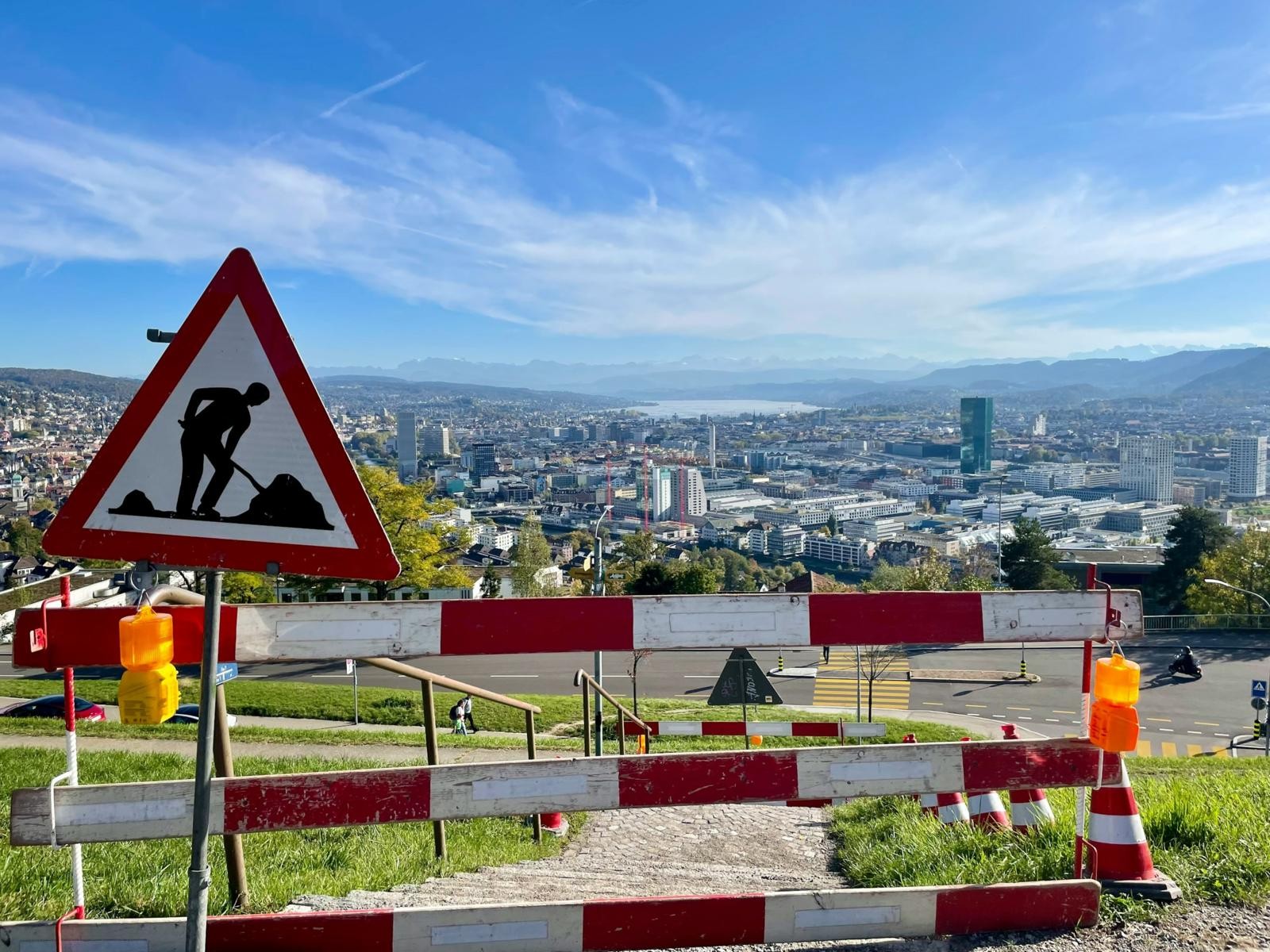 Baustellenschild und Ausblick auf Stadt Zürich