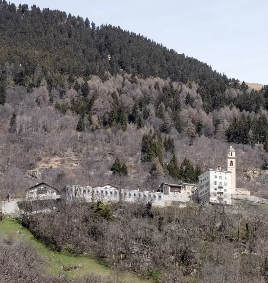 Kategorie Freizeit und Lifestyle: Postautowendeplatz und Parkhaus in Soglio  TI von Ruinelli & Associati Architetti.