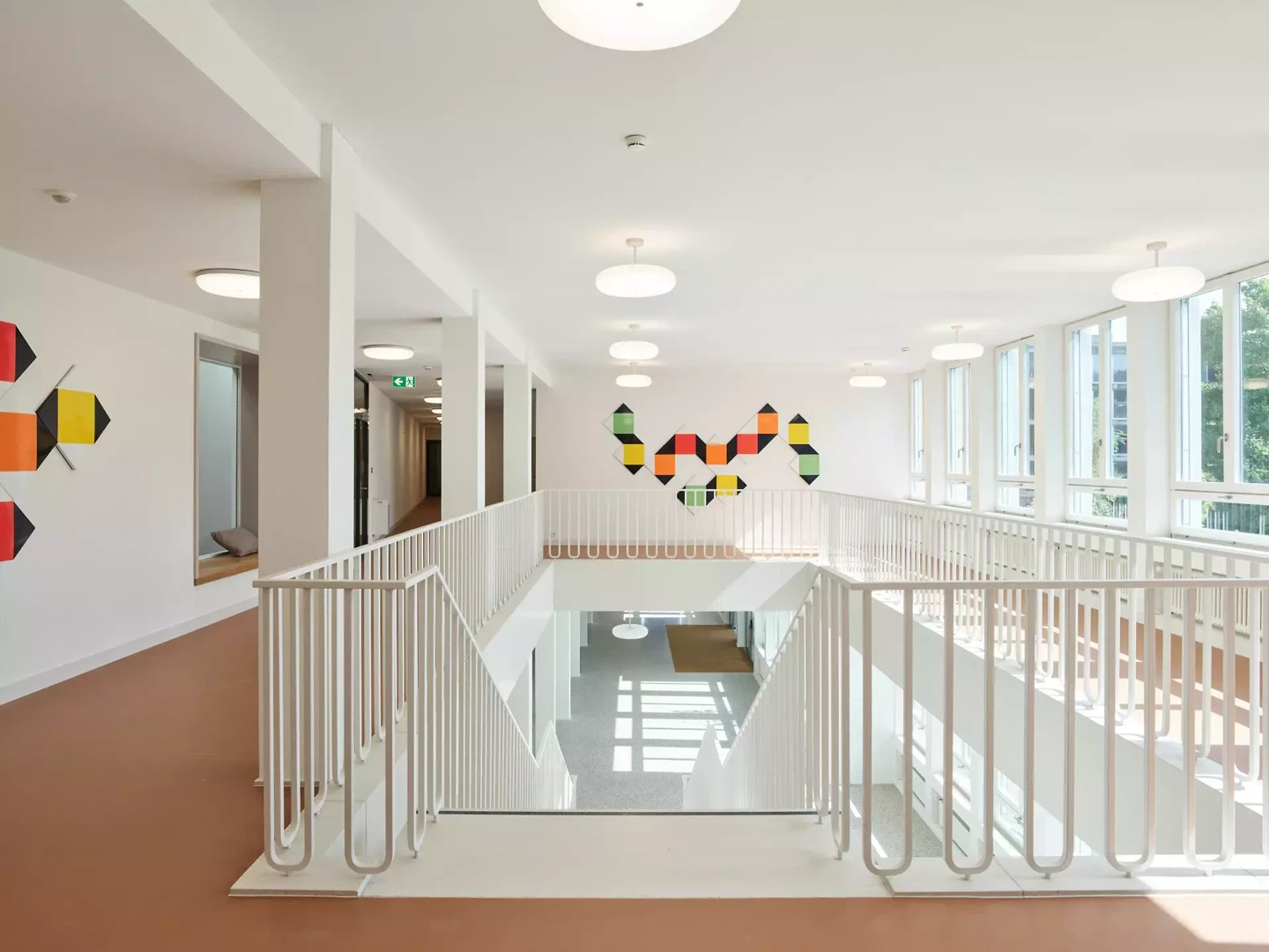 foyer-1-og-mit-emaille-kompositionen-von-max-bill