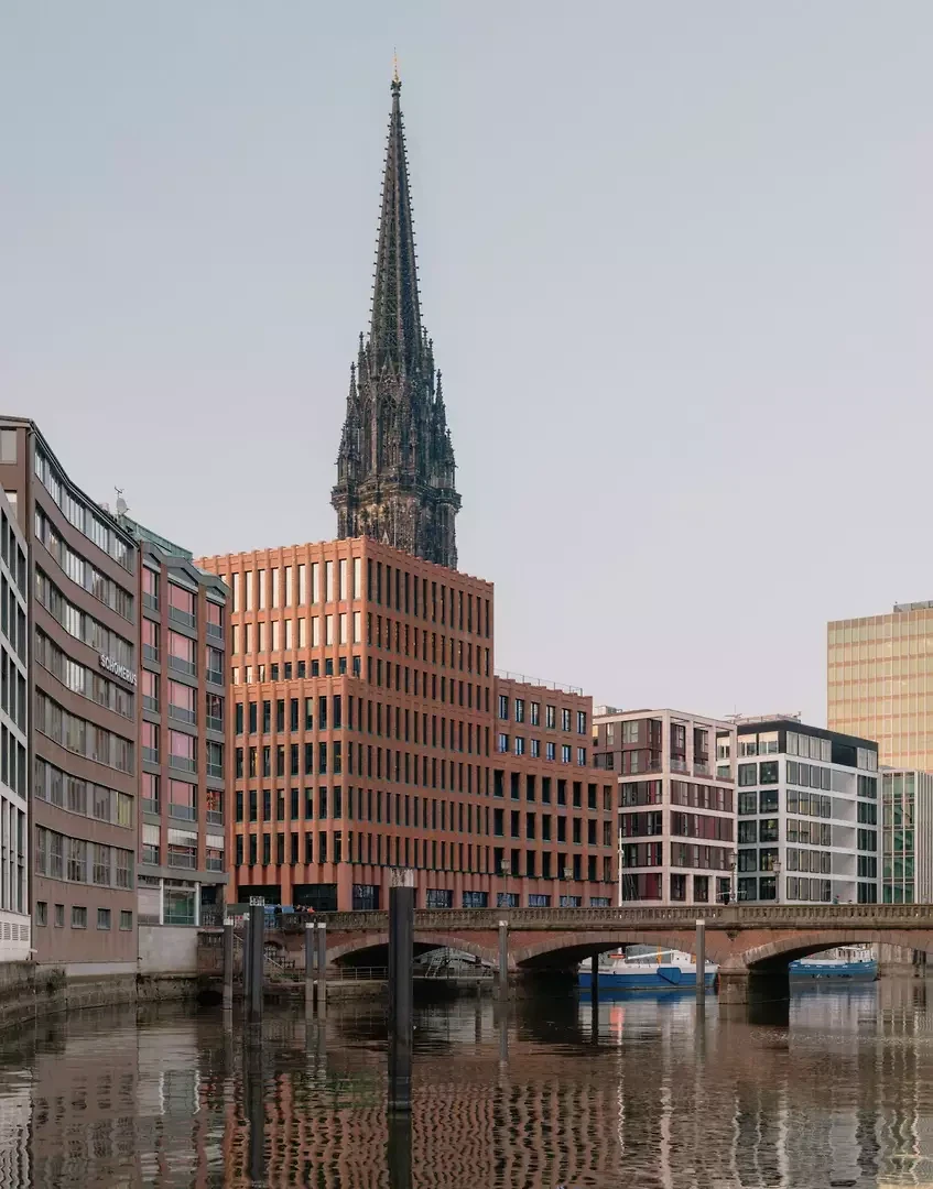 Kategorie Arbeit, Produktion & Infrastrukturbauten: Büro- und Wohngebäude Willy-Brandt-Strasse in Hamburg von Christ & Gantenbein.