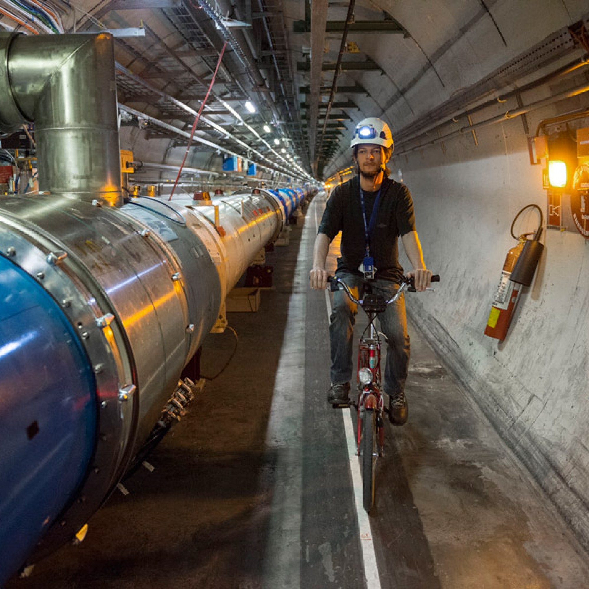 Tunnel des Large Hadron Collider LHC, aus der Serie Menschen am CERN. (Andri Pol, Musem für Gestaltung)