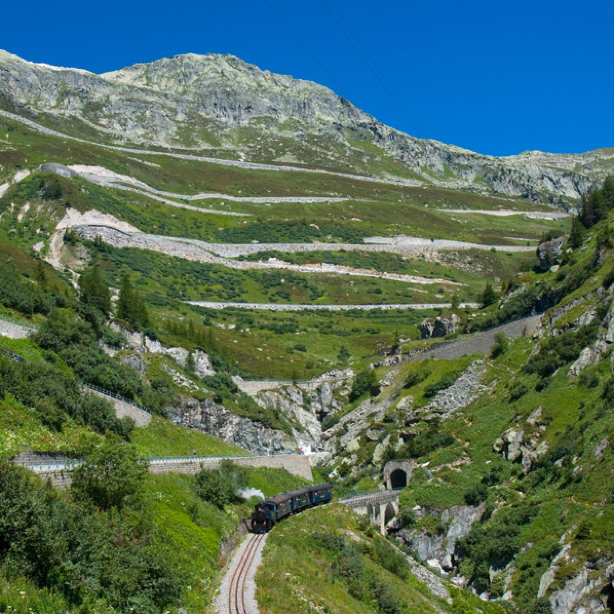 Dampfbahn zwischen Gletsch und Oberwald (David Gubler, wikimedia.org, CC)