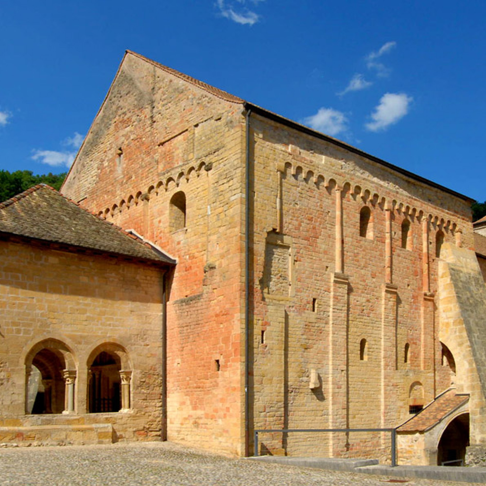 Singen hier die Engel? Kirche der Klosteranlage von Romainmôtier. (Loveless, wikimedia.org, CC)