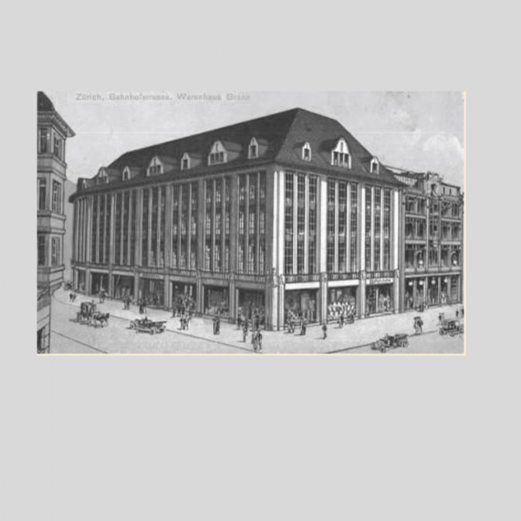 Das Gebäude um 1920, als dort noch das Warenhaus Bann untergebracht war. (wikimedia)