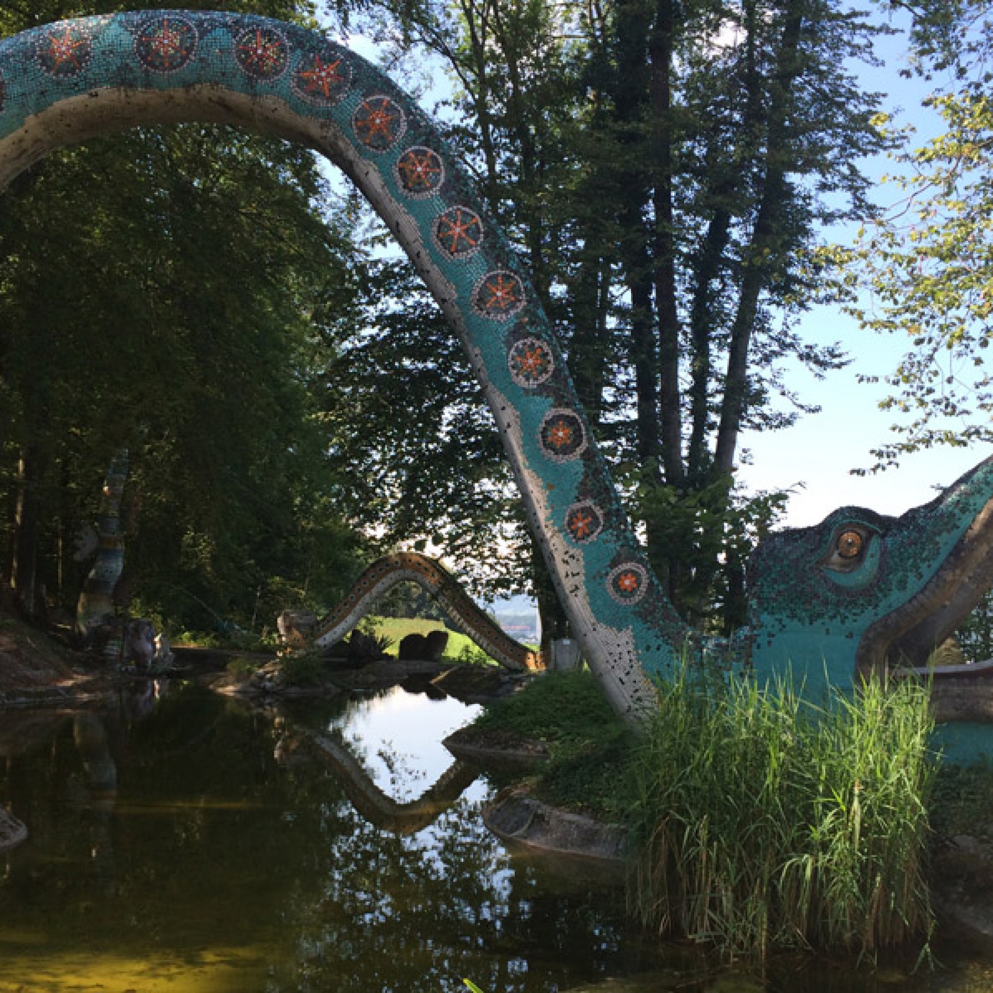 Erinnert an einen riesigen Glücksdrachen: Brücke im Bruno-Weber-Park. (SIlva Maier)