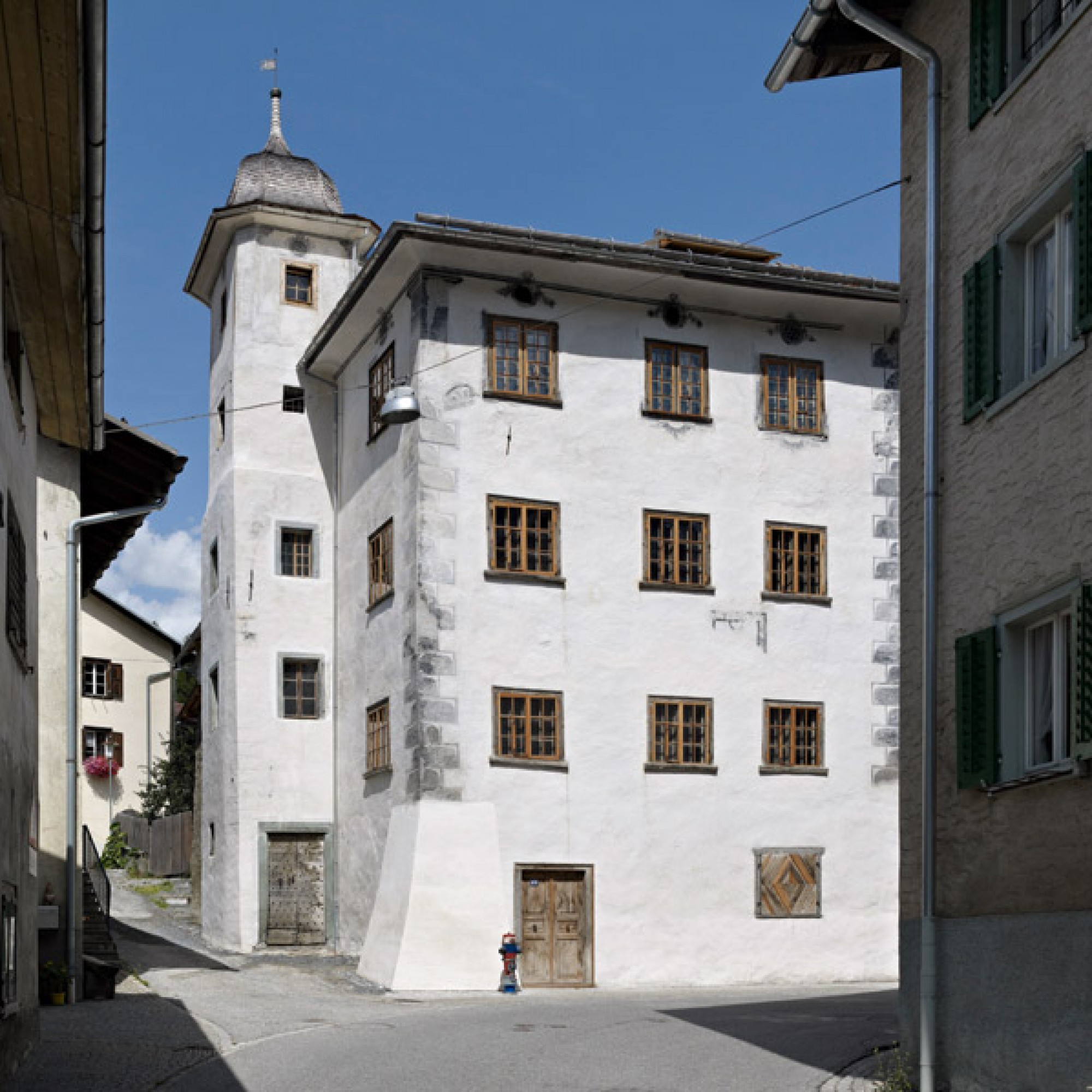 Mit seinem Treppenturm erinnert das Türalihus an eine Burg. (Ferien im Baudenkmal)