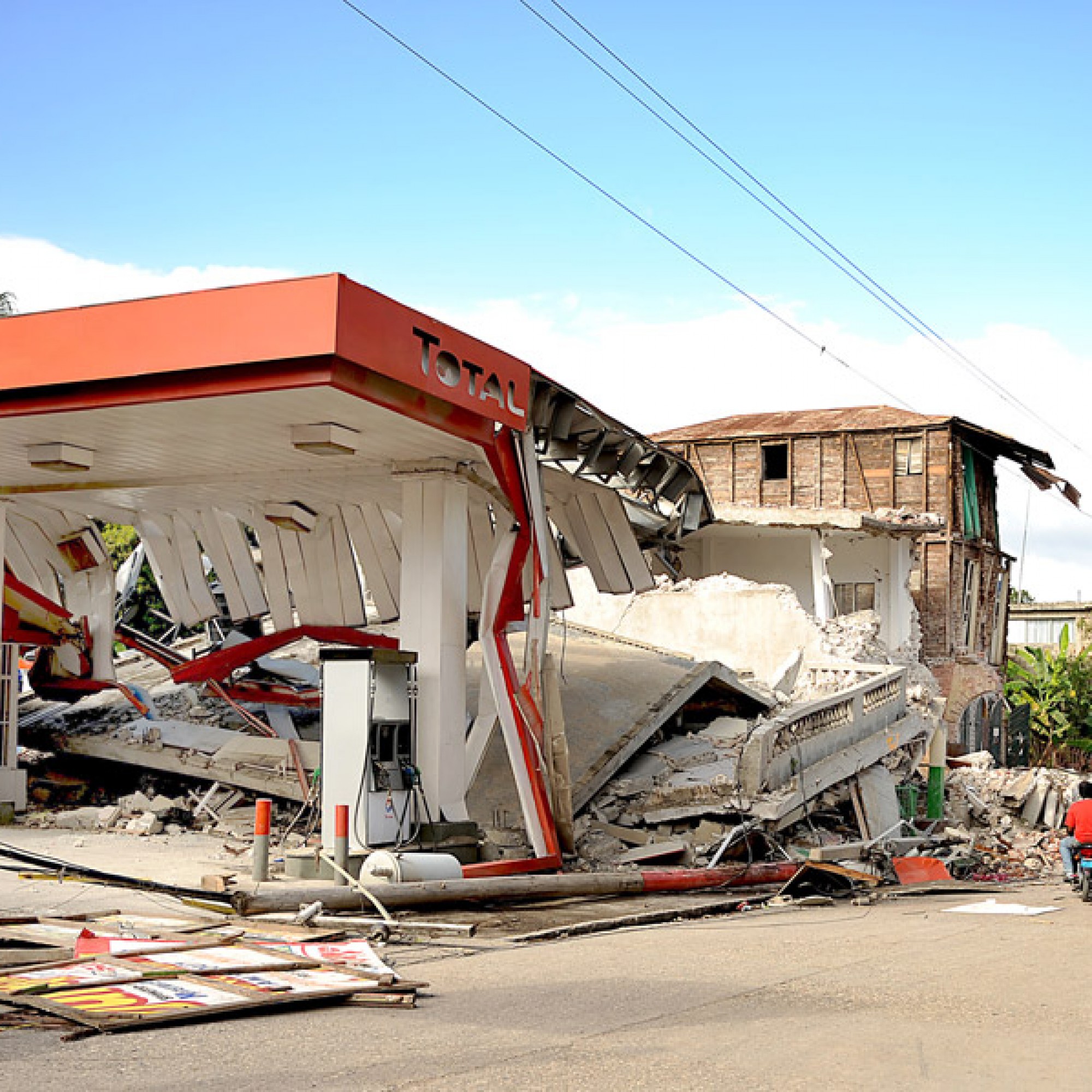 Im 2010 wurde auch die haitianische Stadt Jacmel vom Erdbeben massiv zerstört.  Rund 70 Prozent der Häuser waren beschädigt worden. (Gemeinfrei, wikimedia.org)  
