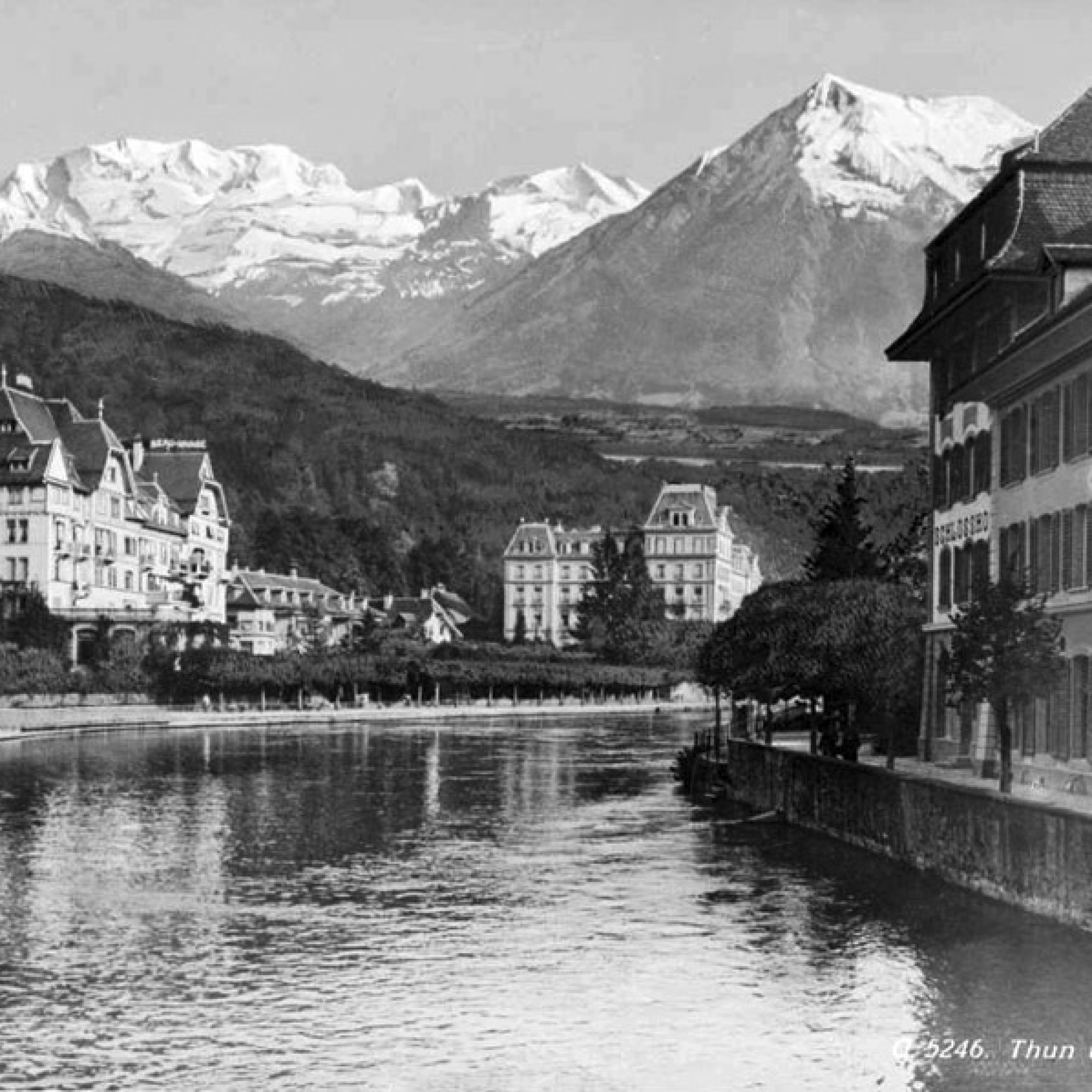 Geschönte Realität: Bei dieser Postkarte wurde Thun mit einem falschen Alpenpanorama versehen. 8zvg)