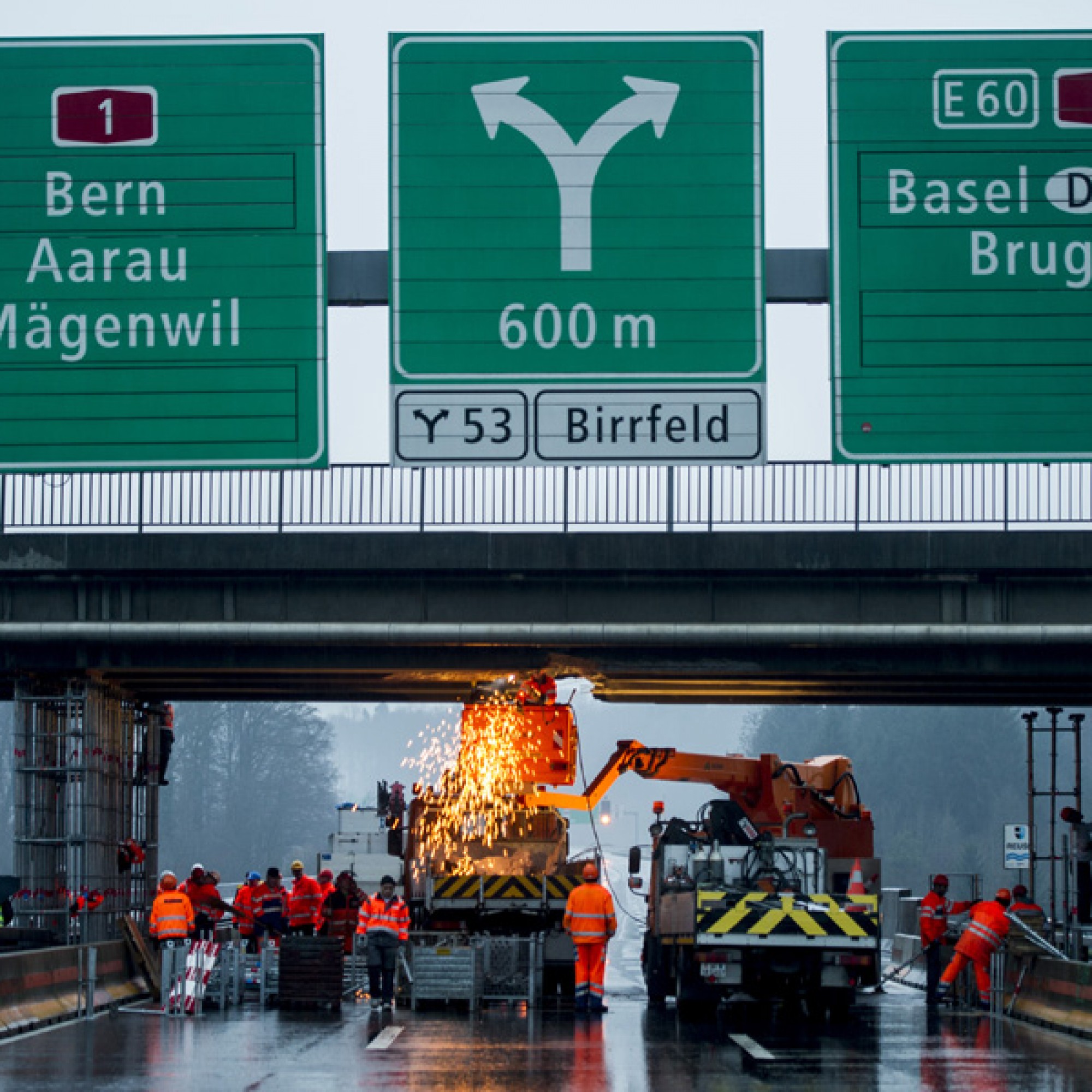 Sicherung der Brücke nach dem Unfall (Keystone, Ennio Leanza)