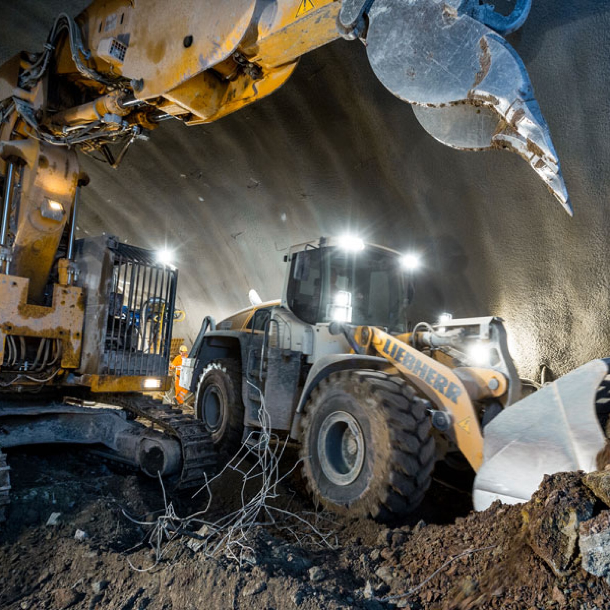 Der Liebherr-Radlader des Typs «L 556 Tunnel» unterstützt die Arbeiten. (Liebherr-Baumaschinen AG)