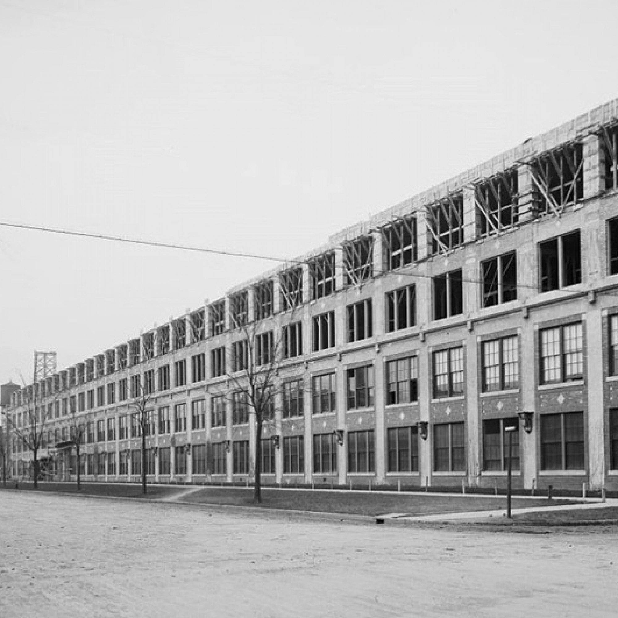 Kaum war sie 1904 gebaut, wurde die Fabrik bereits 1911 erweitert. (wikimedia, gemeinfrei)