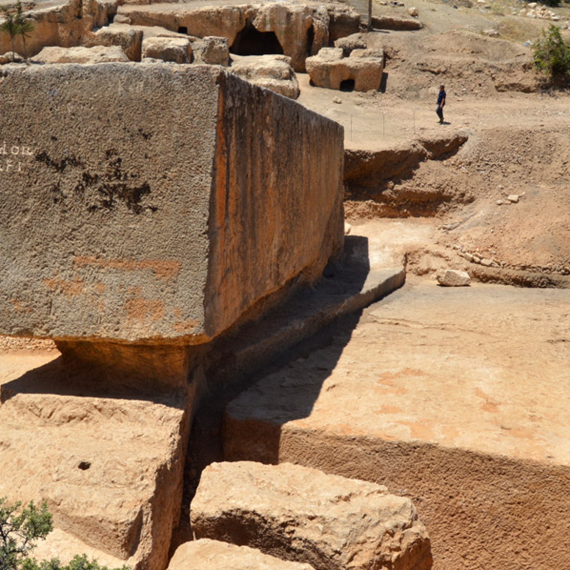 Steinquader der Superlativ: Im Sommer entdeckte ein deutsch-libanesisches Forscherteam einen kolossolen Steinquader im Steinbruch von Baalbek. (zvg / Deutsches Orient-Institut)