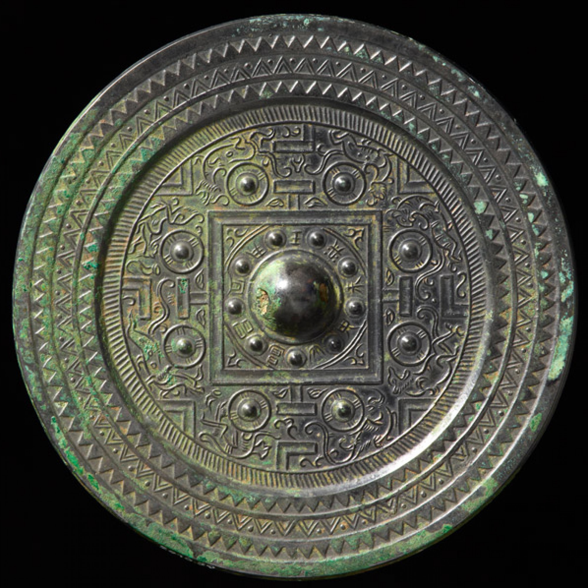 Spiegel mit kosmologischem Dekor China, frühe Östliche Han-Dynastie, 1. Jh. n. Chr. Bronze; Durchmesser 14,4 Centimenter. (Rainer Wolfensberger / Museum Rietberg)