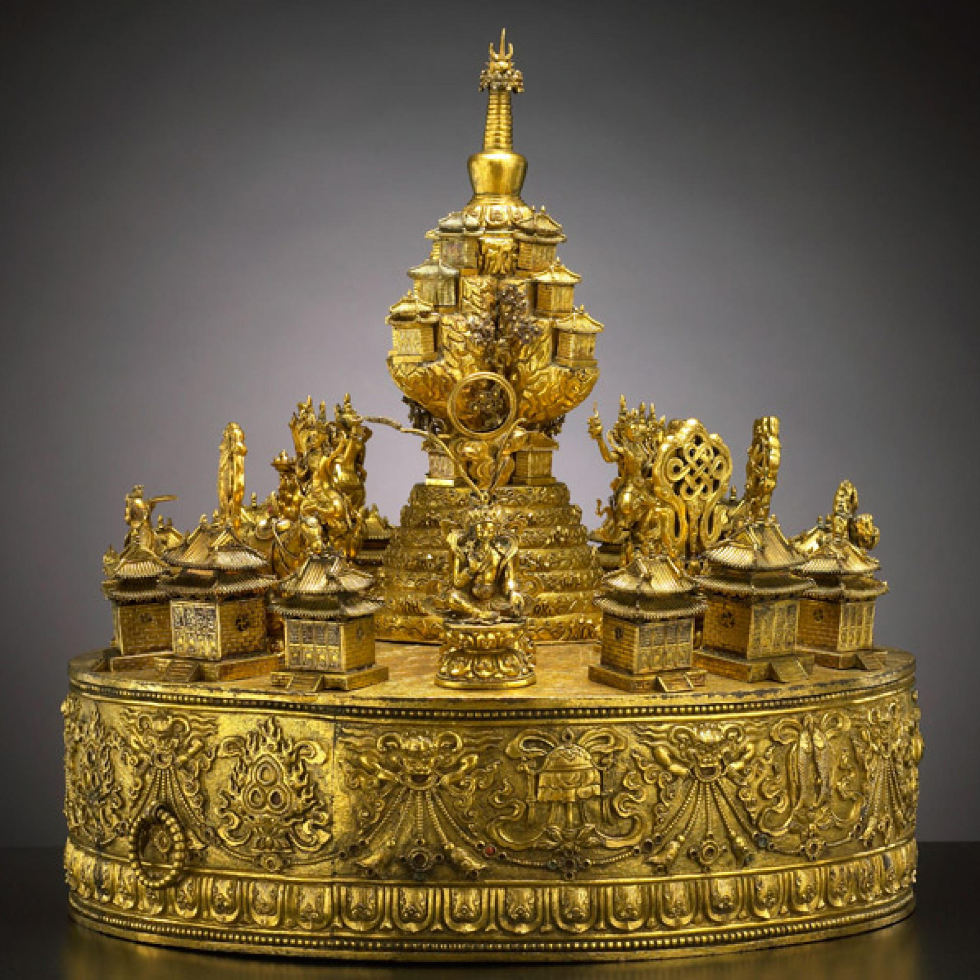 Kosmos-Opfer-Mandala China, Qianlong-Periode (1736–1796) Bronze, vergoldet; 37,5 x 35,1 cm (RMN Grand Palais Musée Guimet  / Museum Rietberg)