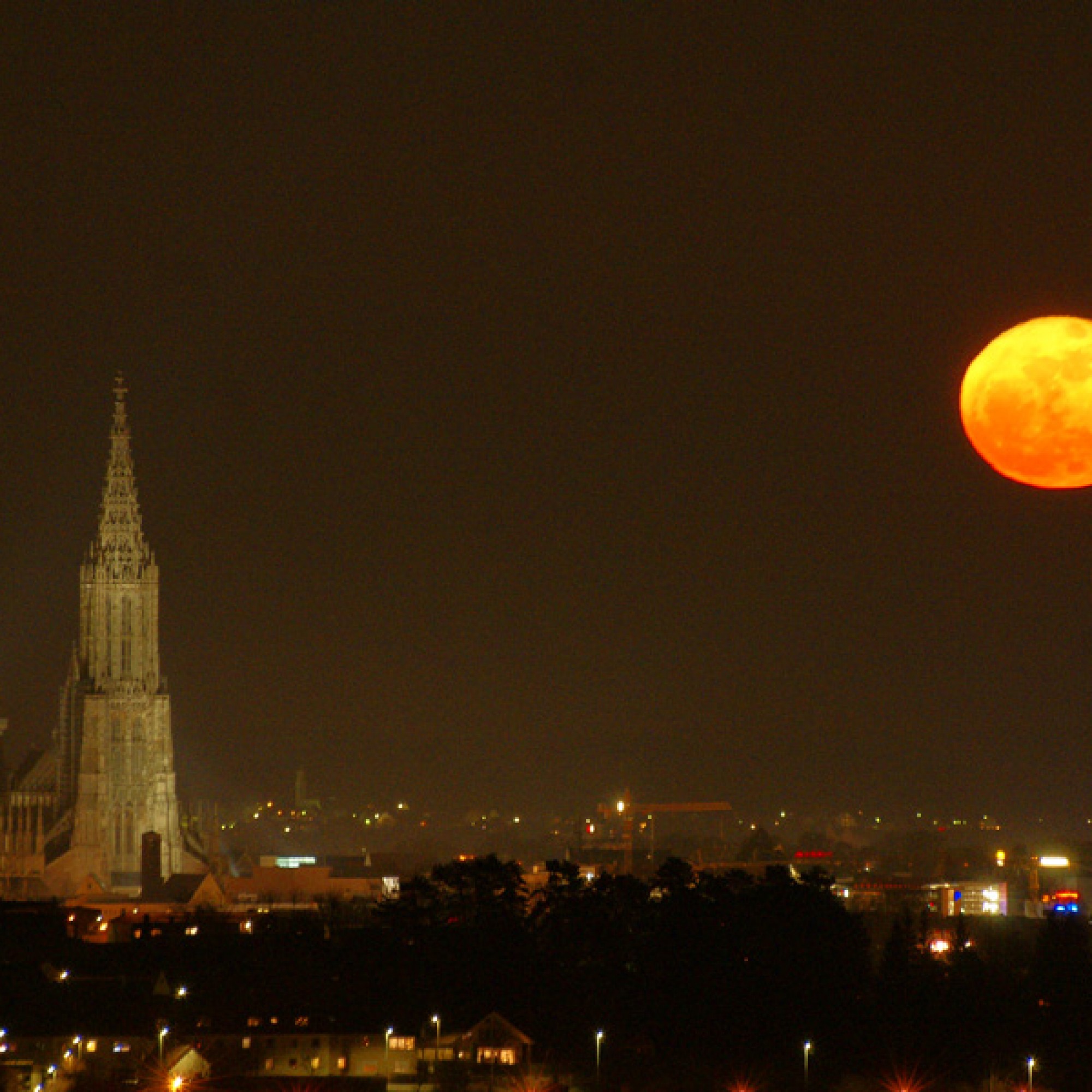 Ulmer Münster mit rotem Mond bei einer Mondfinsternis (wikimedia.org, TimmmiT, CC)