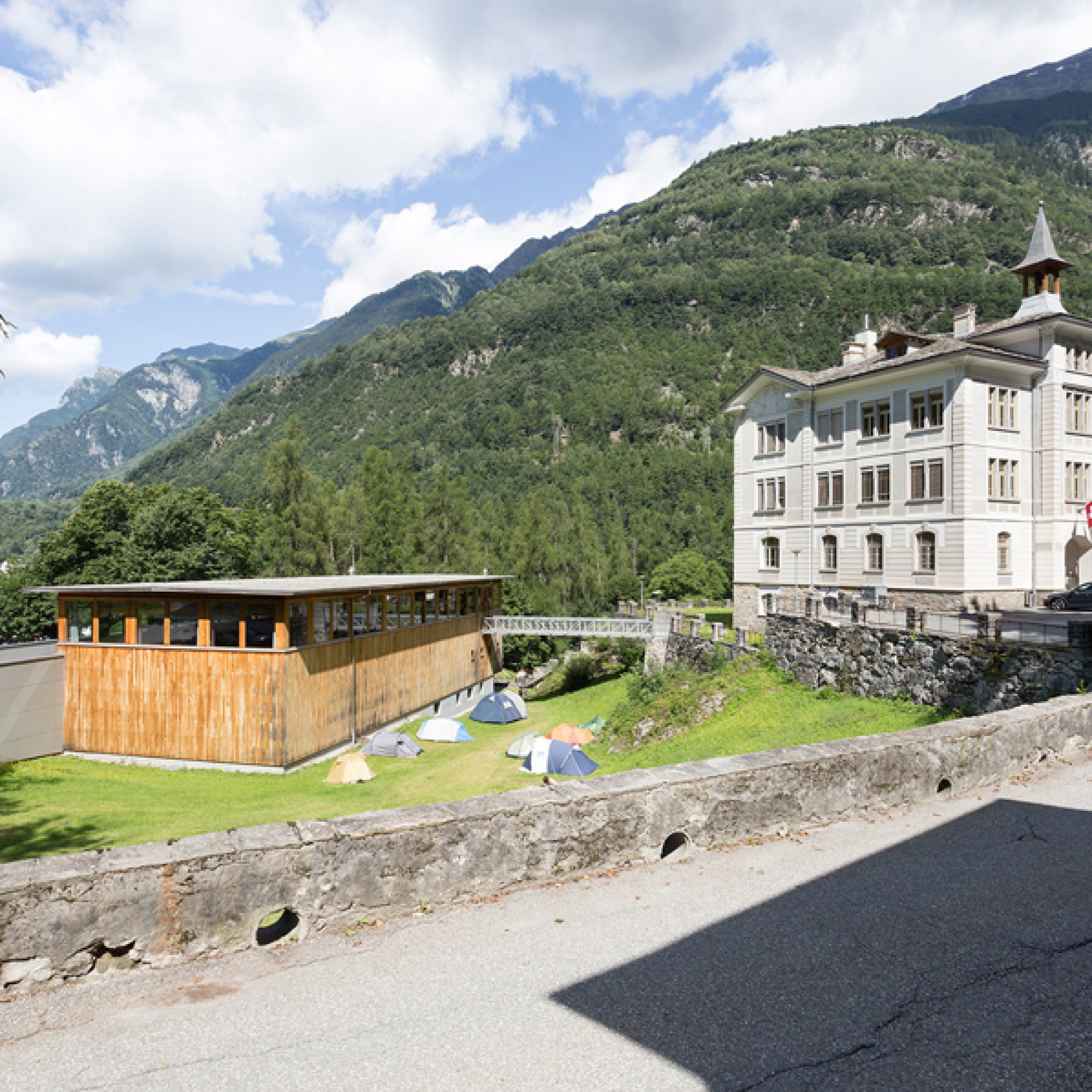 Öffentliche Bauten umnutzen und ergänzen: Gemeindehaus und Mehrzweckhalle, Promontogno, Arch. Ruinelli & Ass., Umnutzung 2009 / Anbau 1995 (Schweizer Heimatschutz)