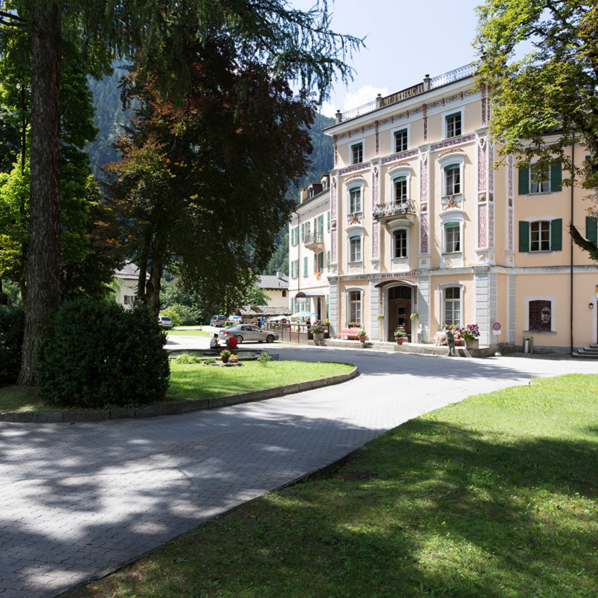 Öffentliche Bauten umnutzen und ergänzen: Gemeindehaus und Mehrzweckhalle, Promontogno, Arch. Ruinelli & Ass., Umnutzung 2009 / Anbau 1995 (Schweizer Heimatschutz)