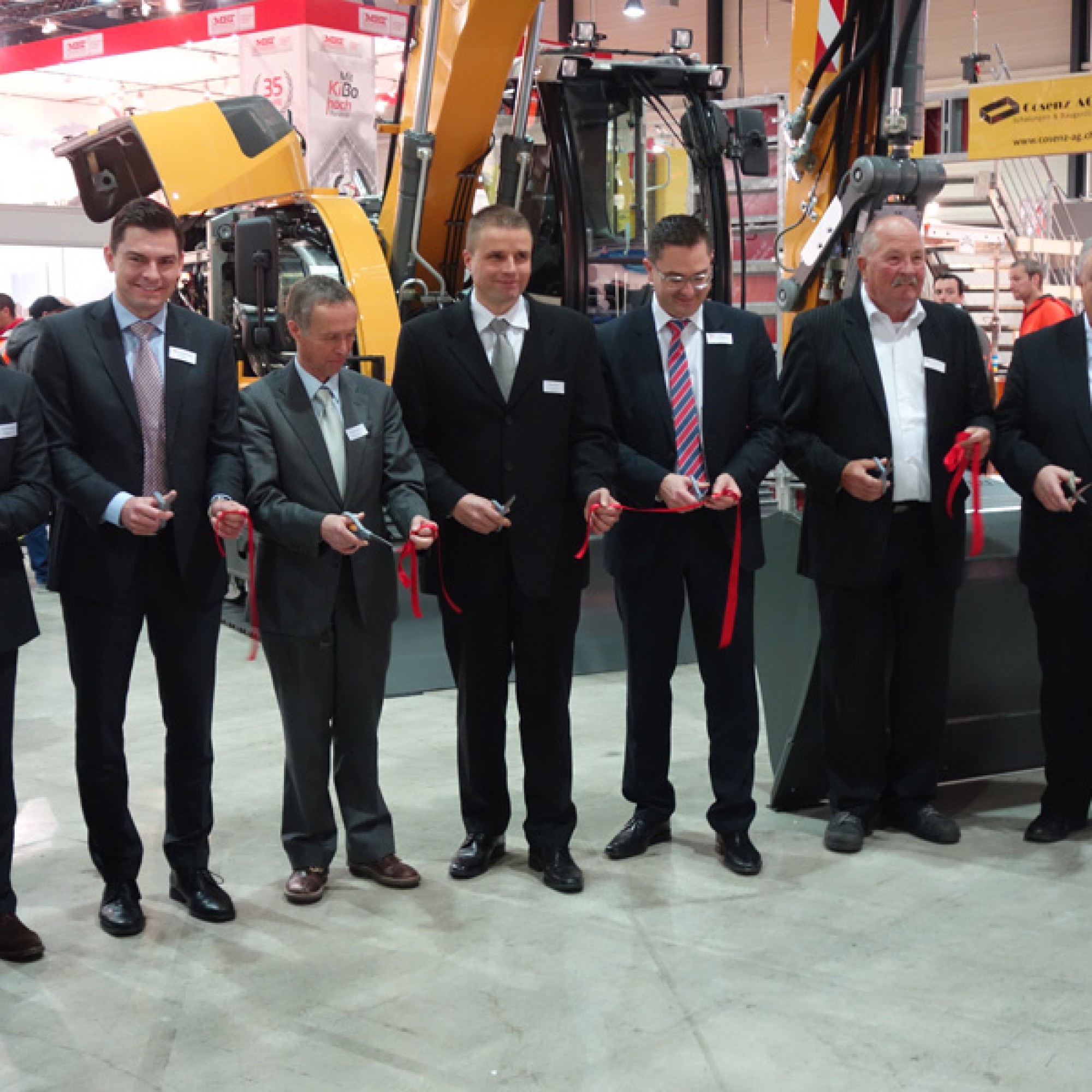 Offizielle Messeeröffnung: Messeleiter Andreas Hauenstein (1. v.l.), SBV-Präsident Daniel Lehmann (3. v.l.), SVBS-Präsident Philippe Wingeier (4. v.l.), André Biland (5. v.l.) und Jörg Krähenbühl (ganz rechts) durchtrennen symbolisch das rote Band. (Stef