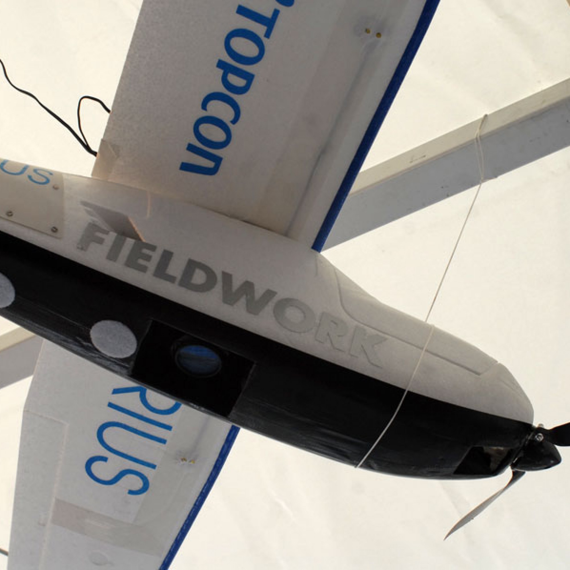 Das Flugzeug „Sirius Pro“ von Topcon erstellt auch ohne Bodenpasspunkte präzise Luftbildaufnahmen. (Bild: Stefan Breitenmoser)