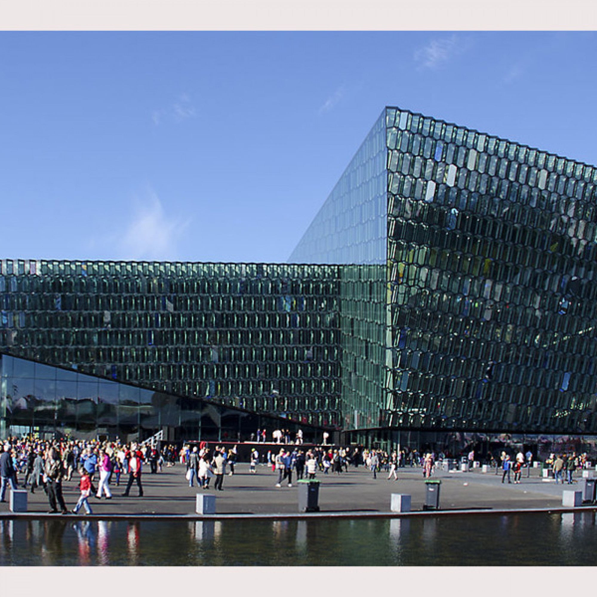 Harpa-Konzerthaus in Reykjavik mit seiner Fassade: Die Struktur aus dichroitischem Glas reagiert je nach Wetter auf die wechselnden Tageslichtfarben. (wikimedia.org, pjyt56, CC)