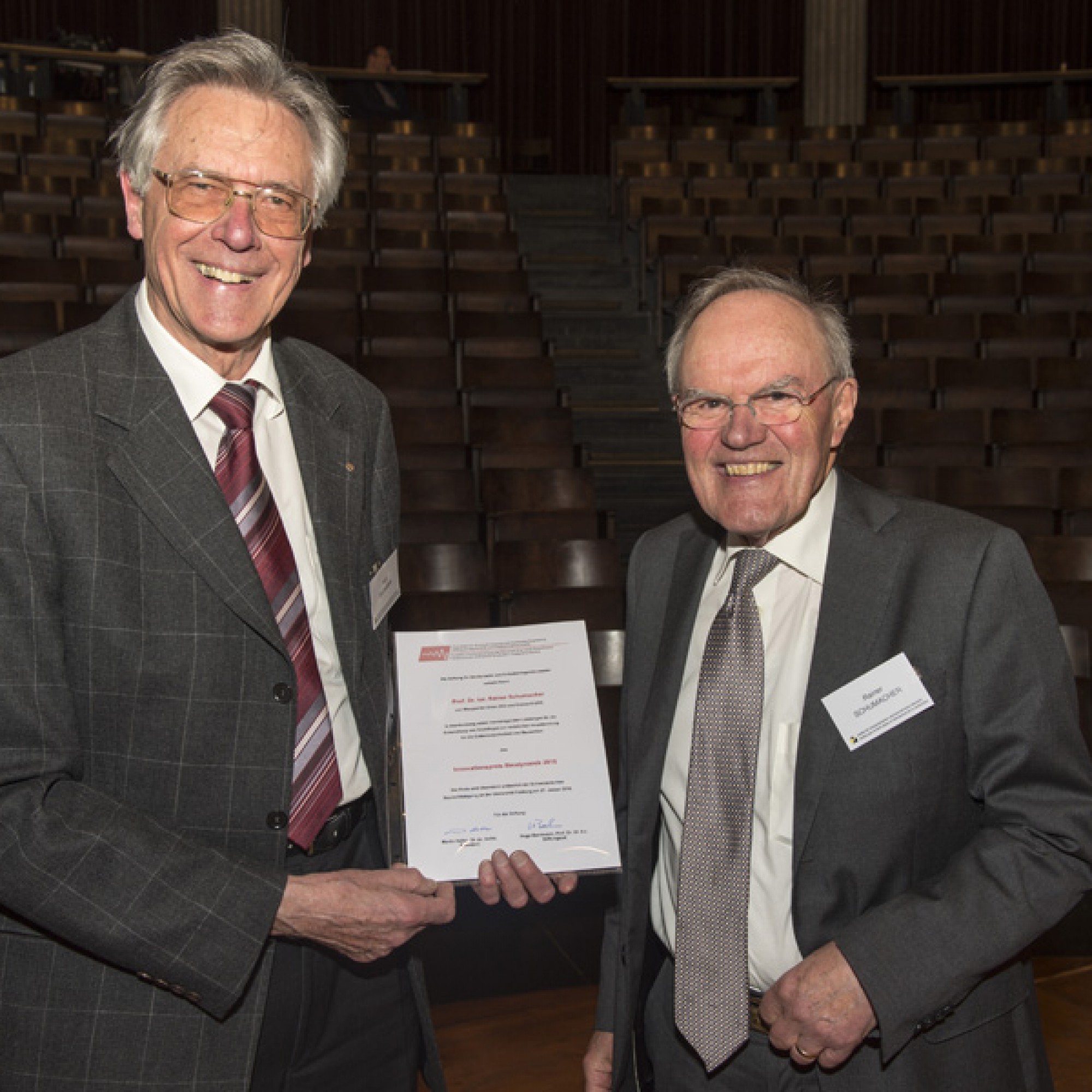 Stiftungsrat Hugo Bachmann (links) übergibt Rainer Schumacher den Innovationspreis Baudynamik. (Bild: Martin Deuring)