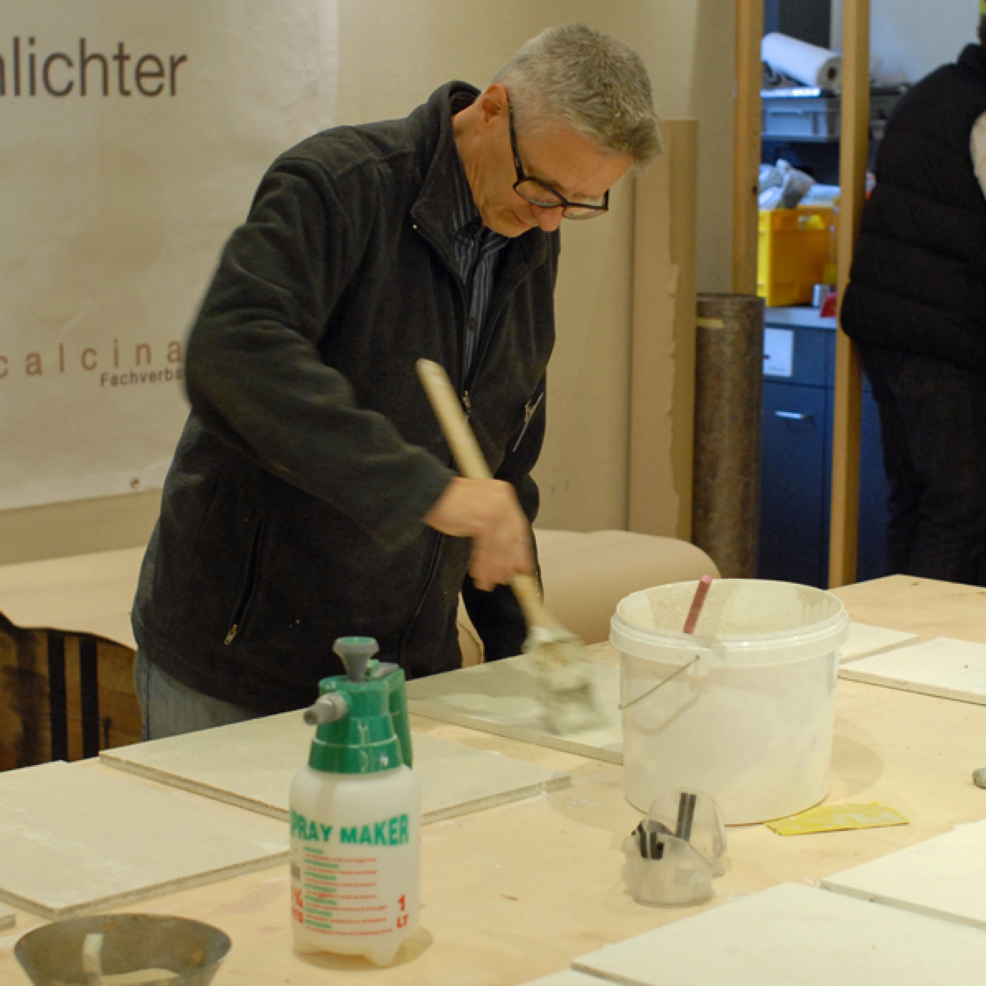 Mit dem Bestreichen der Platten mit einem Kalk-Sand-Gemisch wird eine haftungsfreundliche Oberfläche geschaffen. (Stefan Breitenmoser)