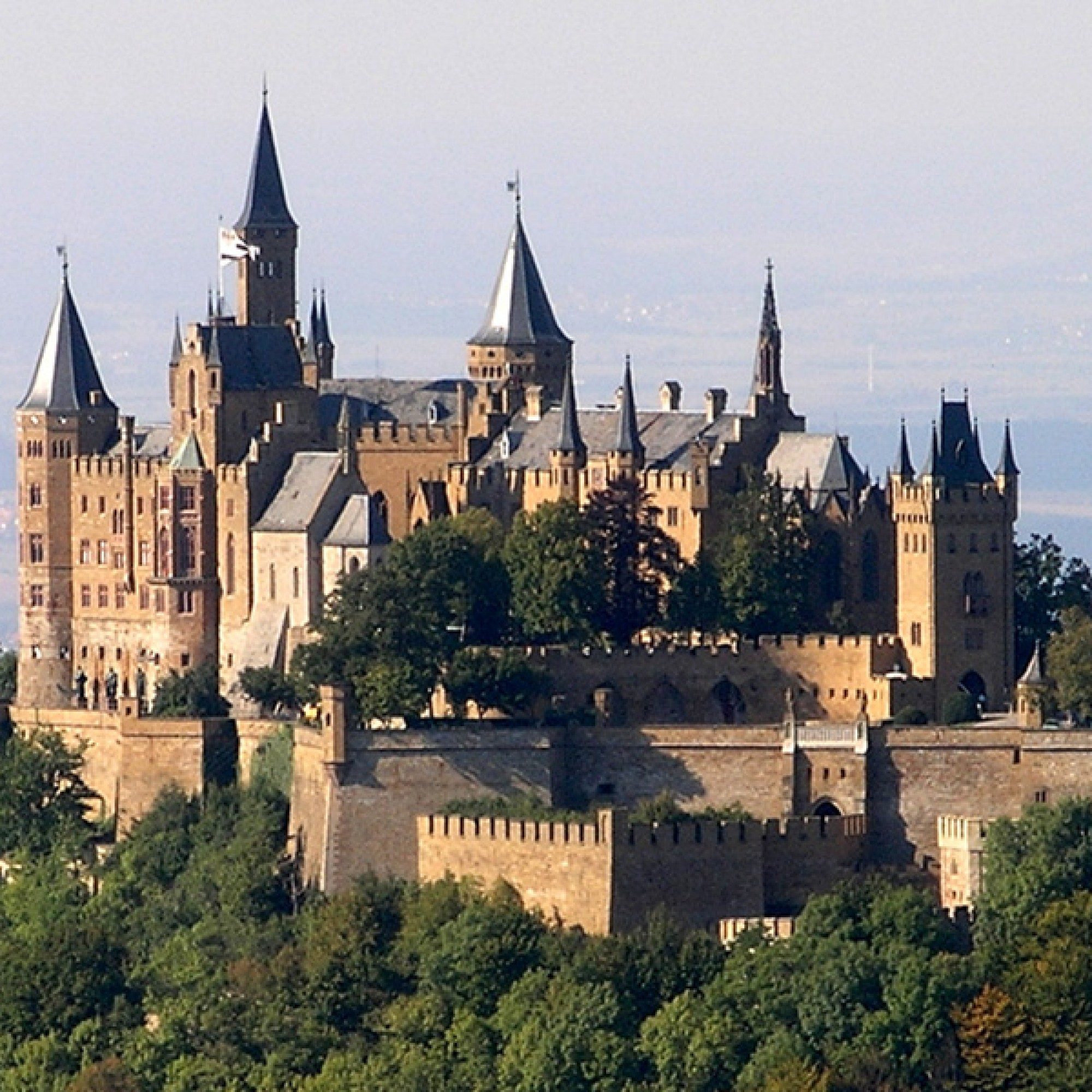 Die Inspiration für die Containerstapelung: Burg Hohenzollern (wikimedia.org, Luke1ace, CC)