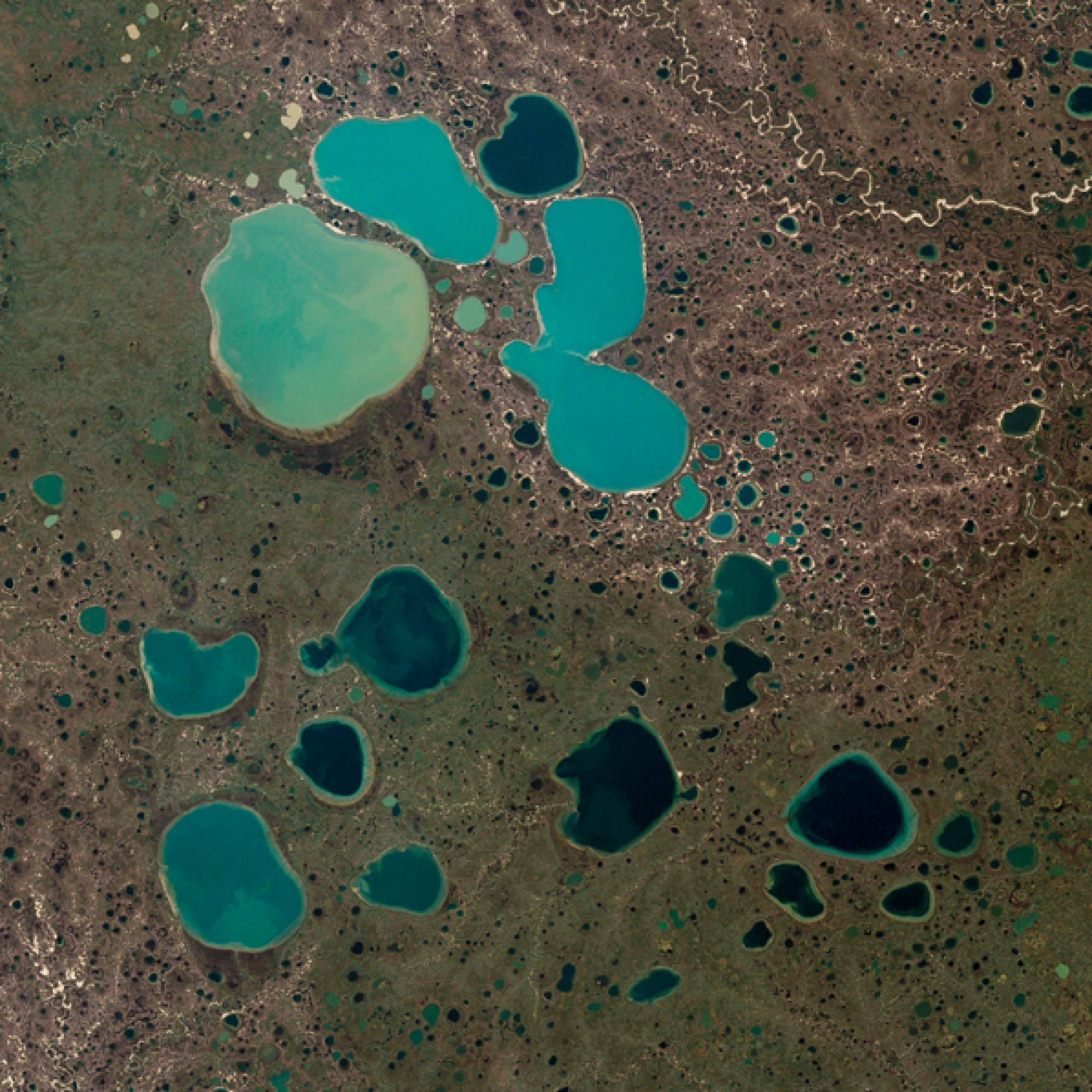 Toteisseen in der arktischen Tundra Sibiriens. (Nasa)