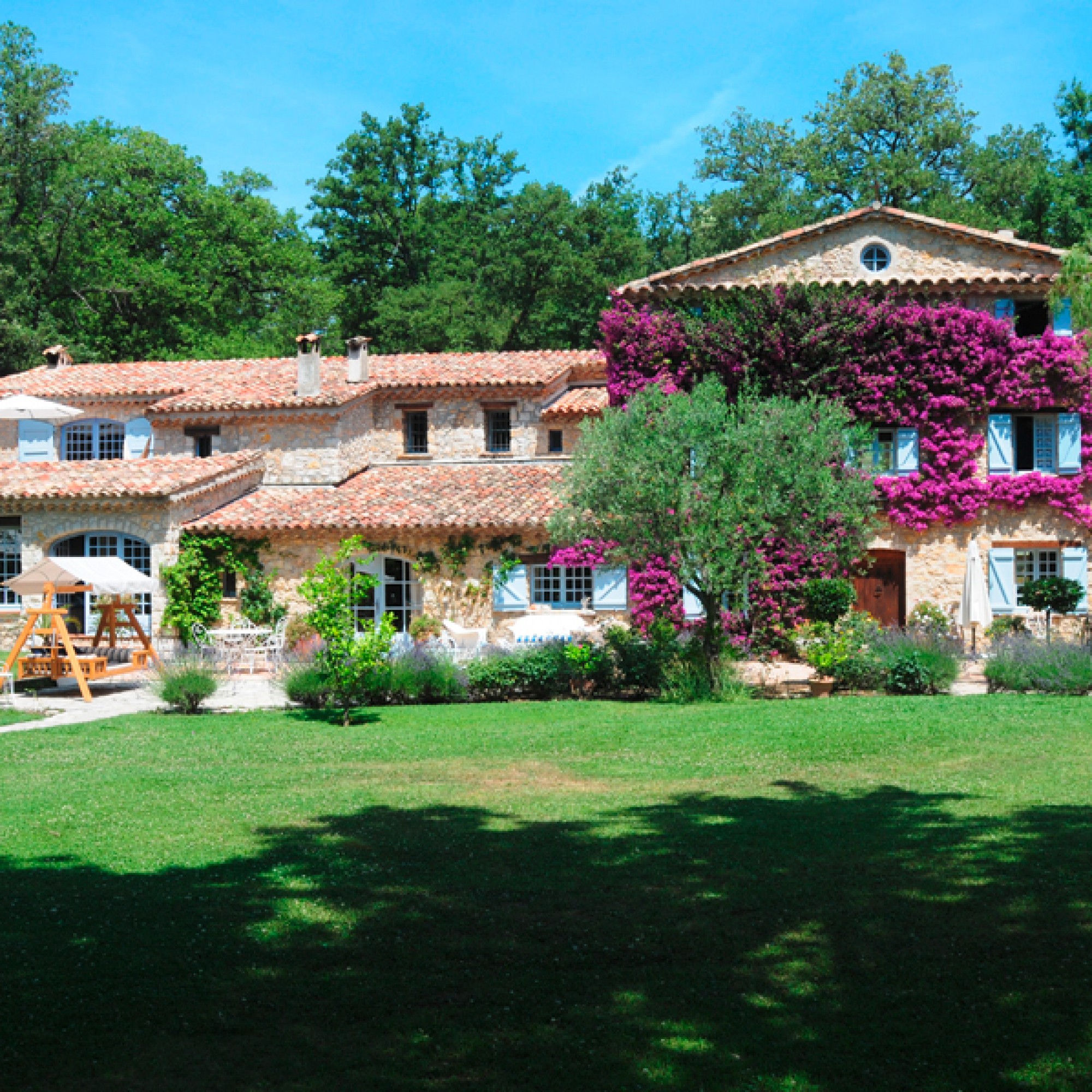 "Les Pirettes" ist von einem üppigen Garten umgeben. (TopTenRealEstate Deals.com)