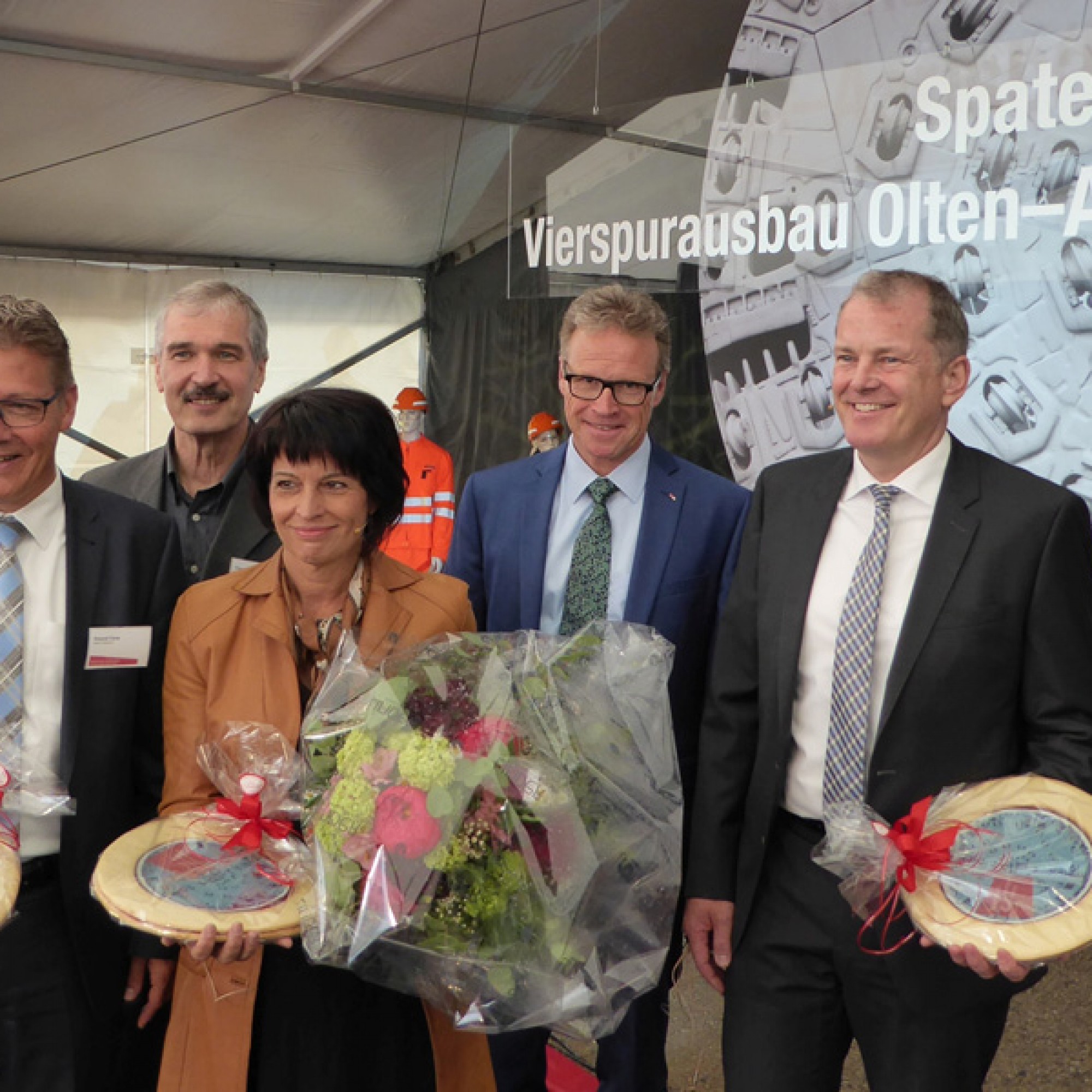 Am Spatenstich dabei (v.l.): Regierungsrat Roland Fürst (SO), Gesamtprojektleiter Thomas Schweizer (SBB), Bundesrätin Doris Leuthard, CEO Andreas Meyer (SBB) und Regierungsrat Stephan Attinger (AG). (zvg)