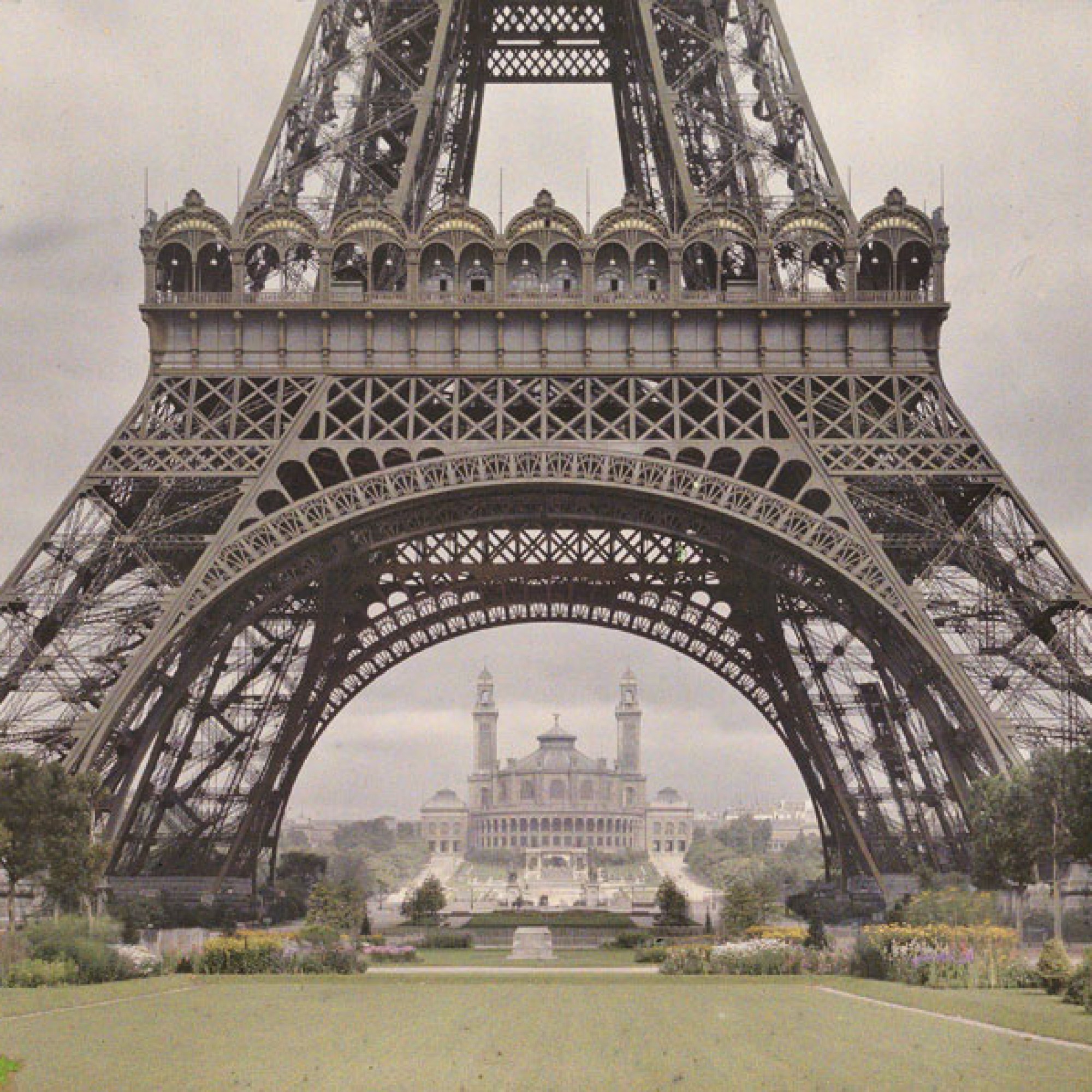 Auguste Léon, Paris: Eiffelturm mit Durchblick auf Le Trocadéro 9. Juli 1914.  (Musée Albert-Kahn, Département des Hauts-de-Seine)