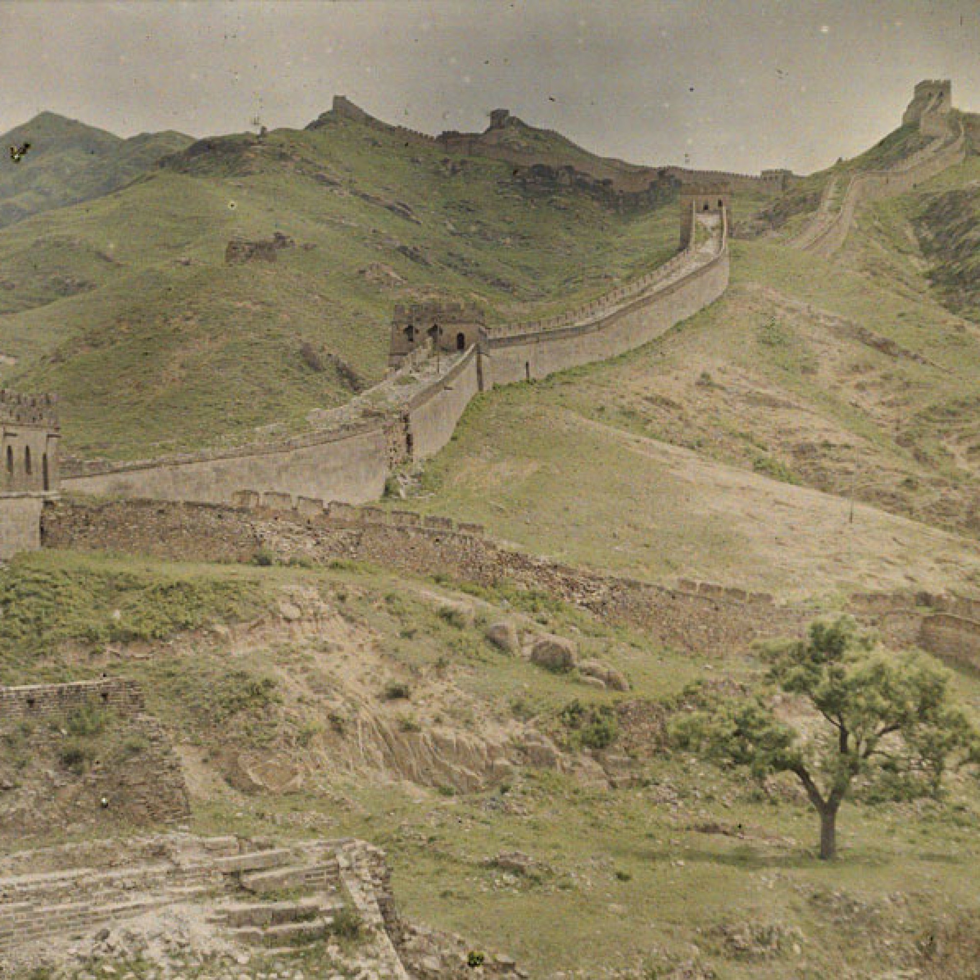 Stéphane Passet, China, Badaling, Osttor des nördlichen Teils der Grossen Mauer mit Signaltürmen, 19. Juli 1912. (Musée Albert-Kahn, Département des Hauts-de-Seine)